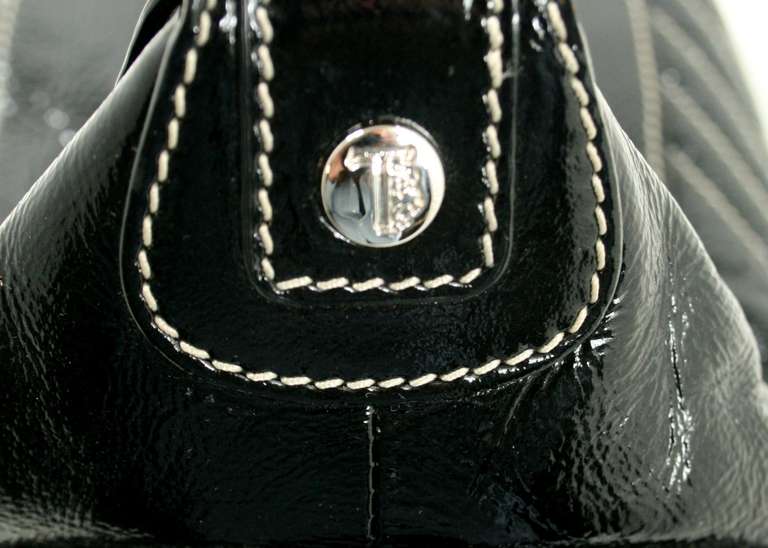 Tods Black Crinkled Patent Leather Miky Shoulder Bag For Sale 2