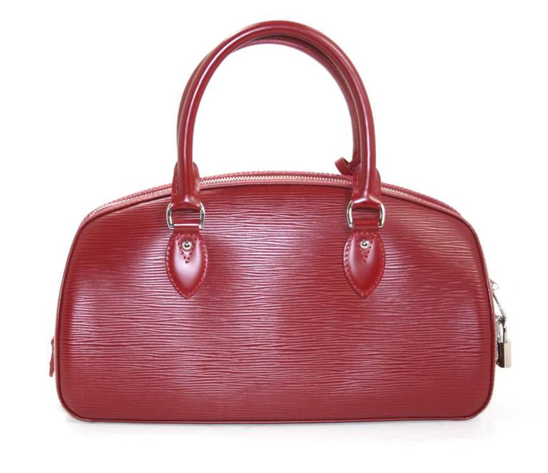 Louis Vuitton’s Red Epi Jasmin Satchel is a beautiful bag in pristine condition; it appears as new.  The demure silhouette combined with a bold color makes it a smart addition to any wardrobe.  It is from the 2009 collection in Rubis.  It should not