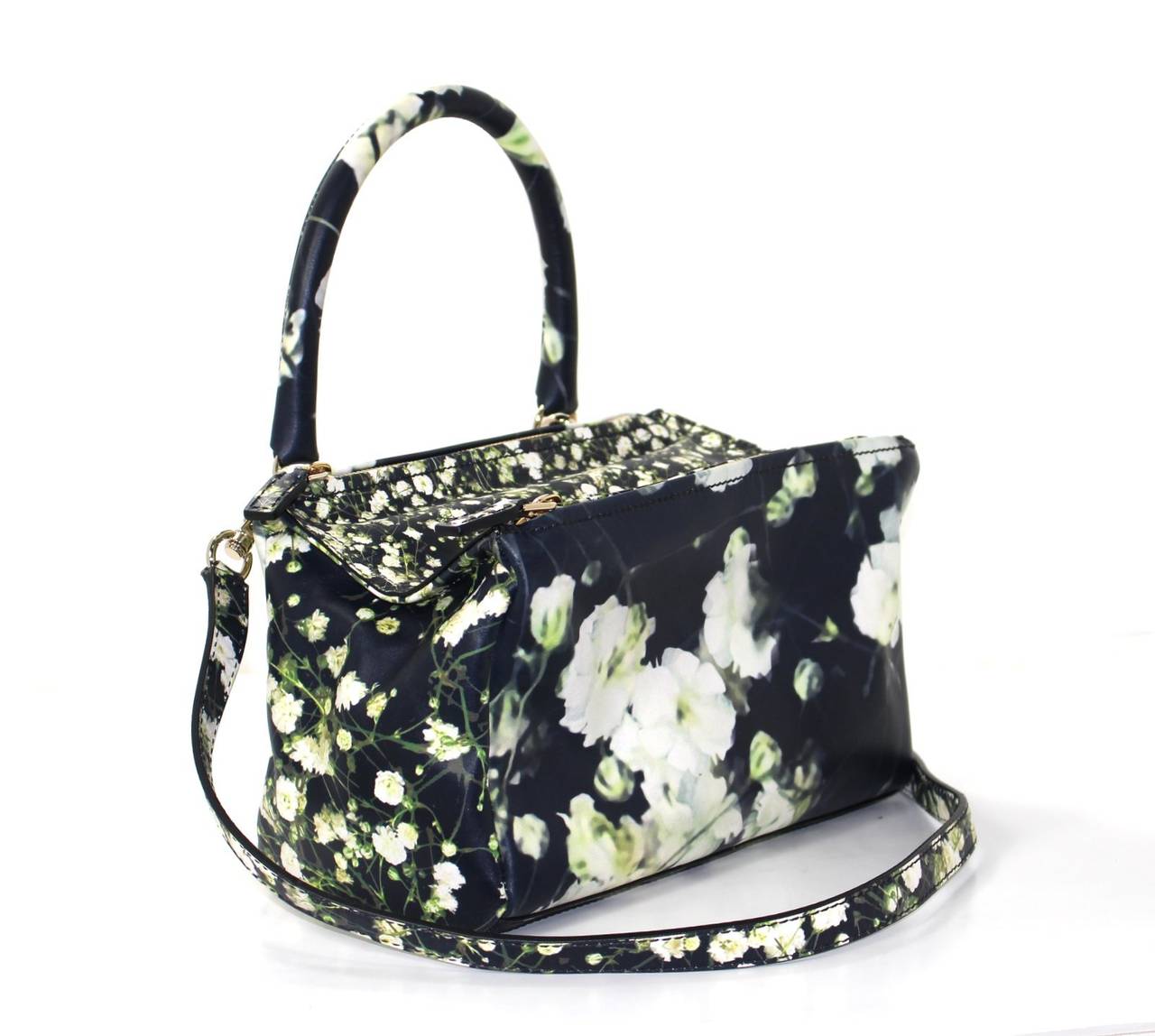 Givenchy Black Leather Babys Breath Pandora Messenger Bag In New Condition For Sale In New York City & Hamptons, NY