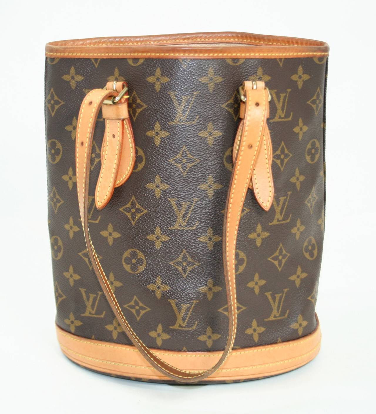 Louis Vuitton Petit Bucket Bag in Monogram Canvas In Good Condition In New York City & Hamptons, NY