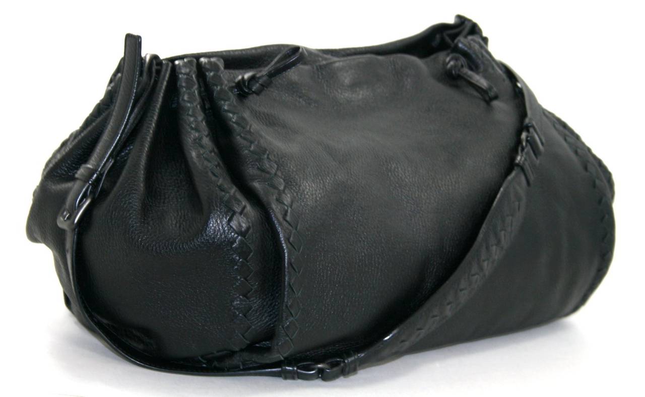 Bottega Veneta Nero Cervo Large Messenger Bag In Good Condition In New York City & Hamptons, NY