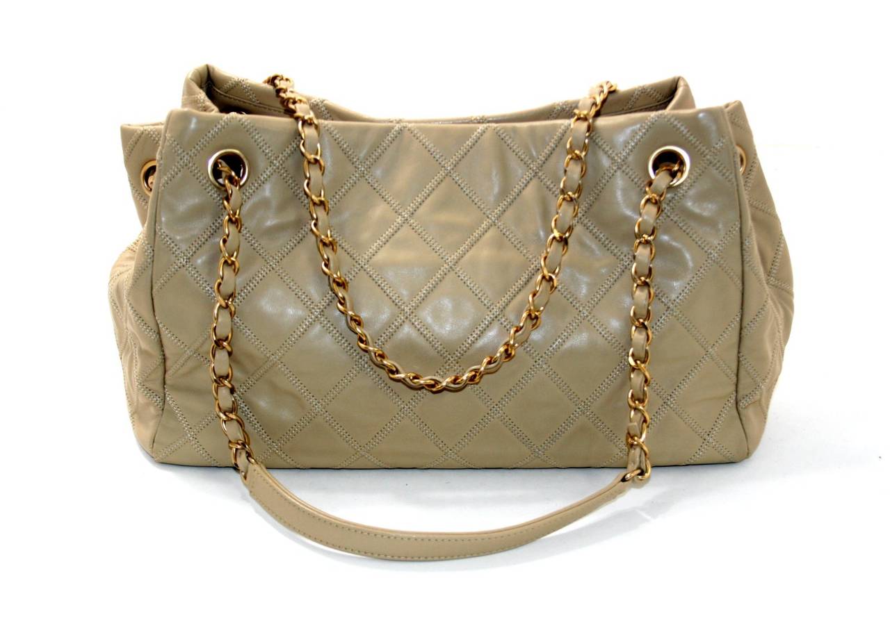 In better than excellent condition, this Beige Calfskin Stitched Thin City Accordion Tote from the Chanel Spring 2012 collection is a fantastic find.     There are some minor mars at the bottom edge that appear to be color transfer. Please review