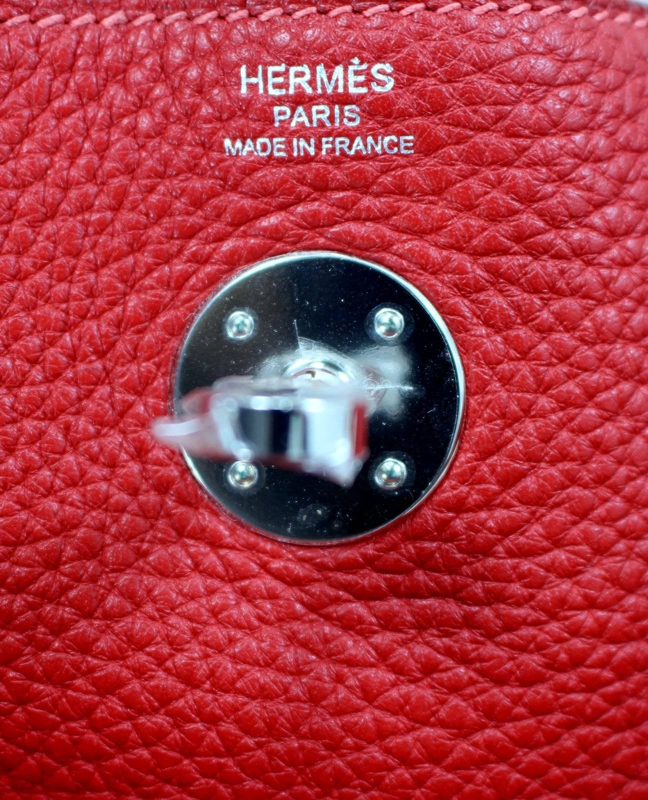 Hermès Red Clemence Leather Lindy 26- Rouge Casaque In New Condition For Sale In New York City & Hamptons, NY