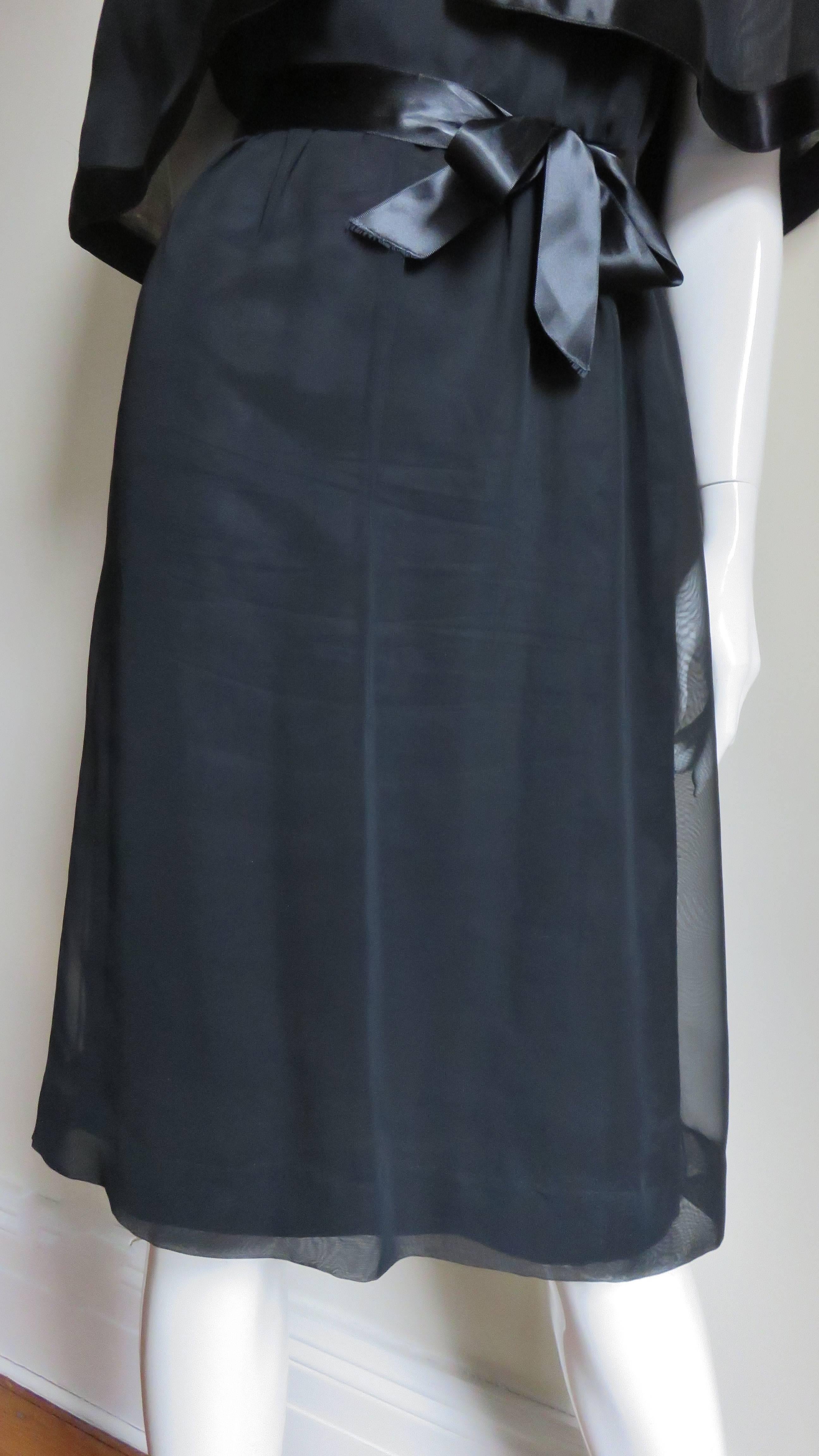 Travilla Dress with Capelet 1970s In Good Condition For Sale In Water Mill, NY
