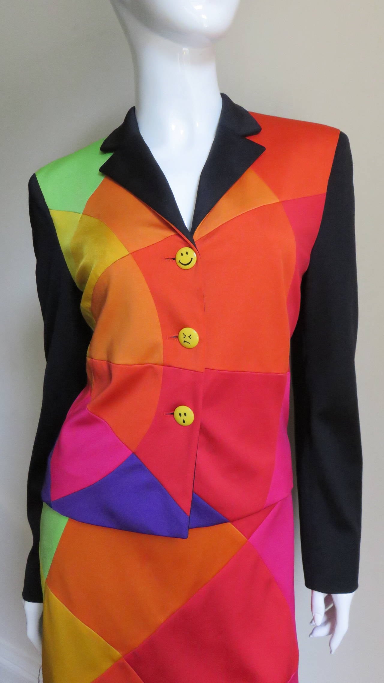 Traje de falda Moschino Color Block con botones Emoji Rojo en venta