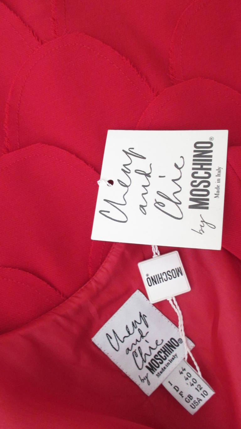  Moschino - Robe neuve avec jupe à pétales en vente 8