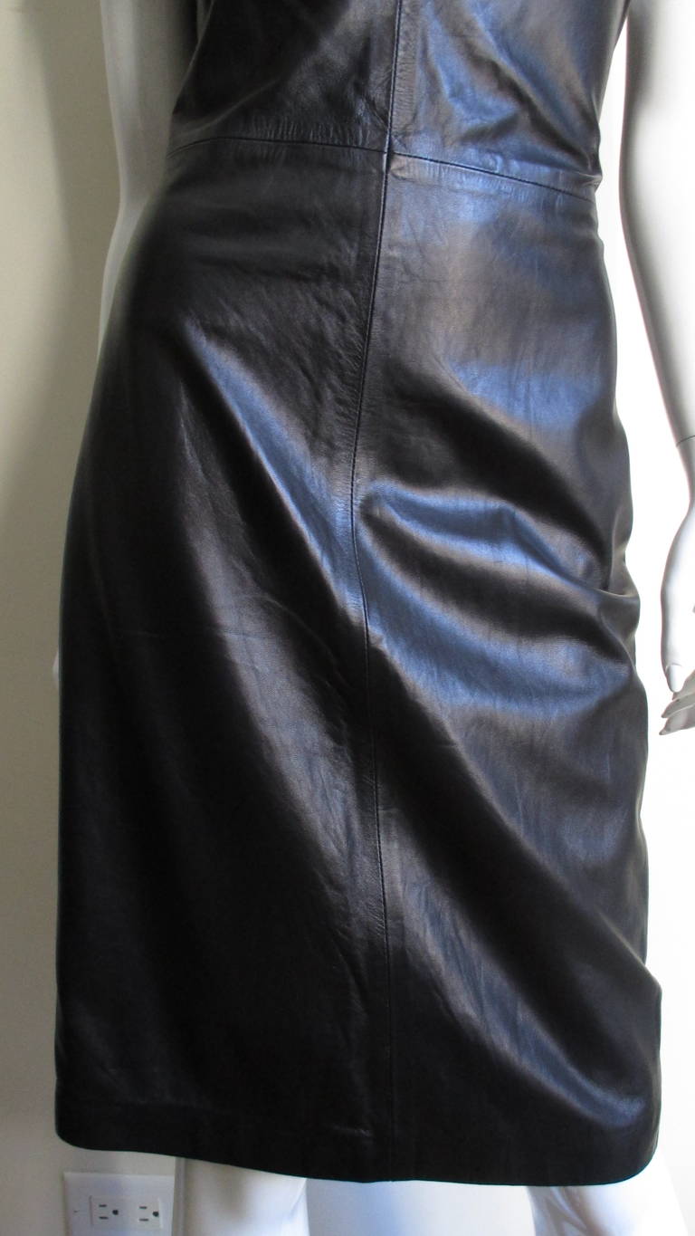 Gianni Versace, robe en cuir, neuve, années 1990 Excellent état - En vente à Water Mill, NY