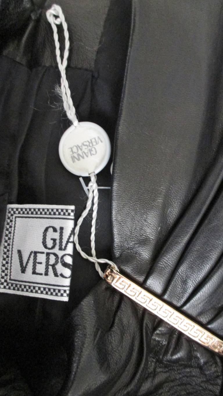 Gianni Versace, robe en cuir, neuve, années 1990 en vente 6