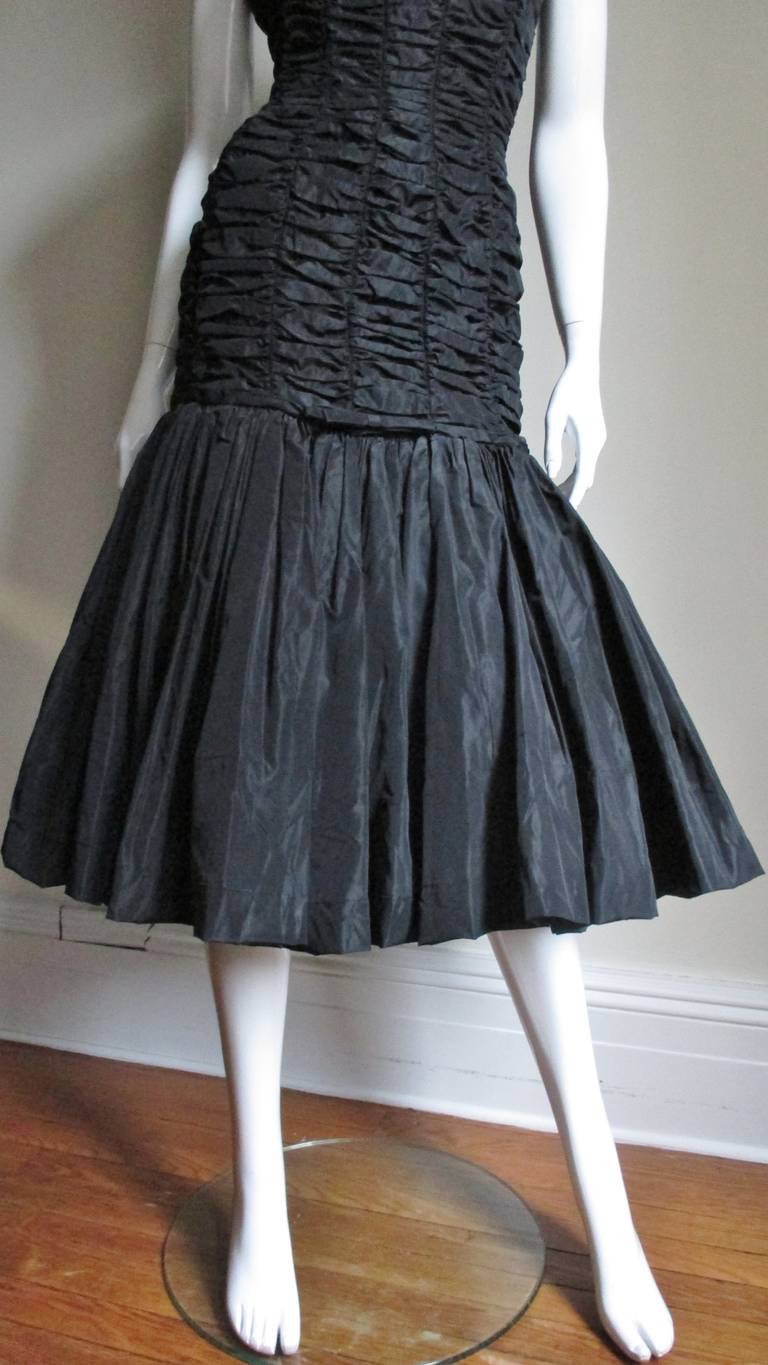 Suzy Perette 1950er gerüschtes Kleid  im Zustand „Hervorragend“ im Angebot in Water Mill, NY