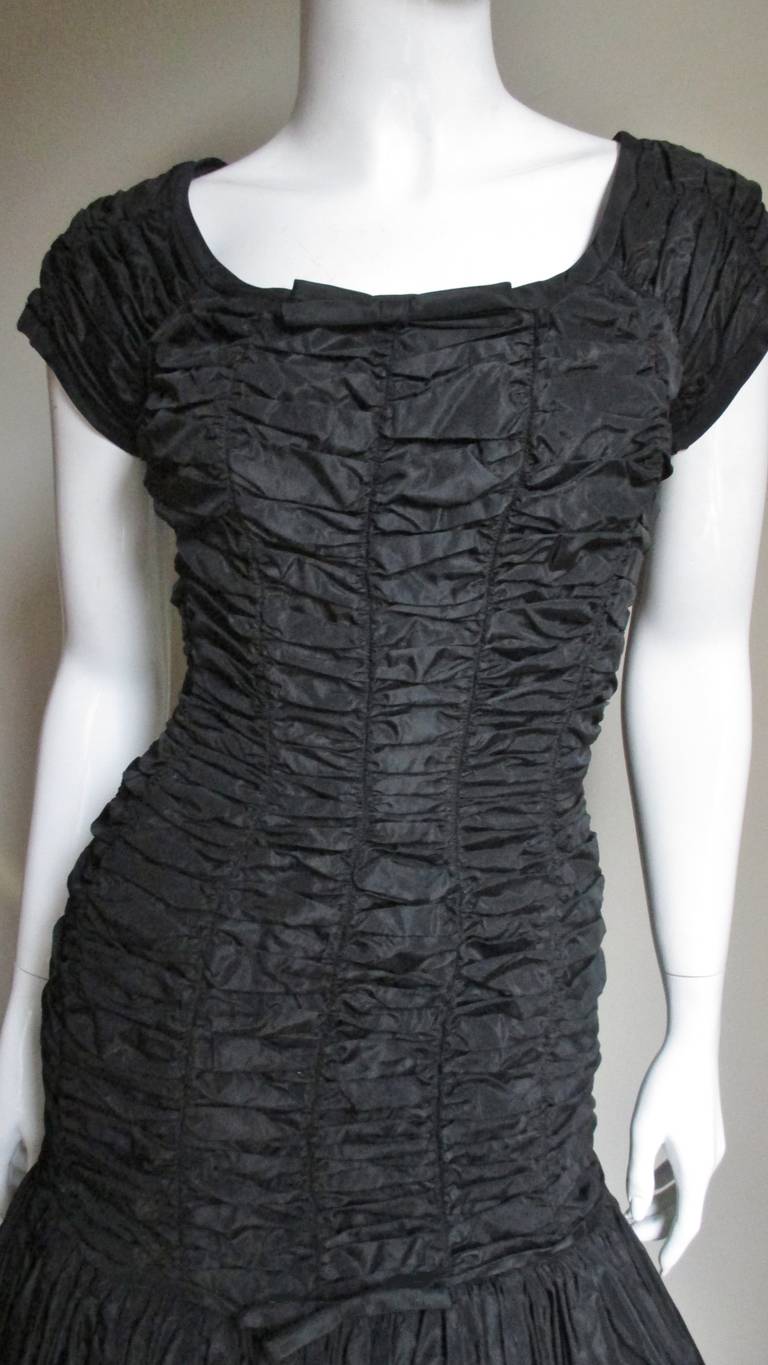 Suzy Perette 1950er gerüschtes Kleid  (Schwarz) im Angebot