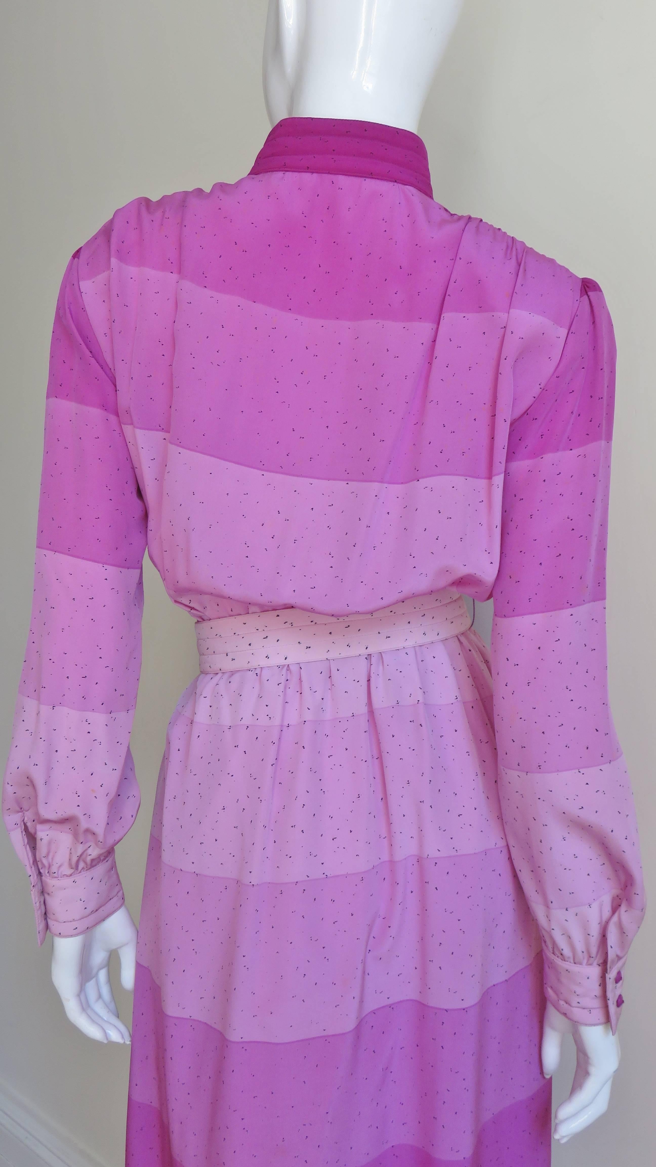 Louis Feraud Vestido camisero de seda ombre Años 70 en venta 5