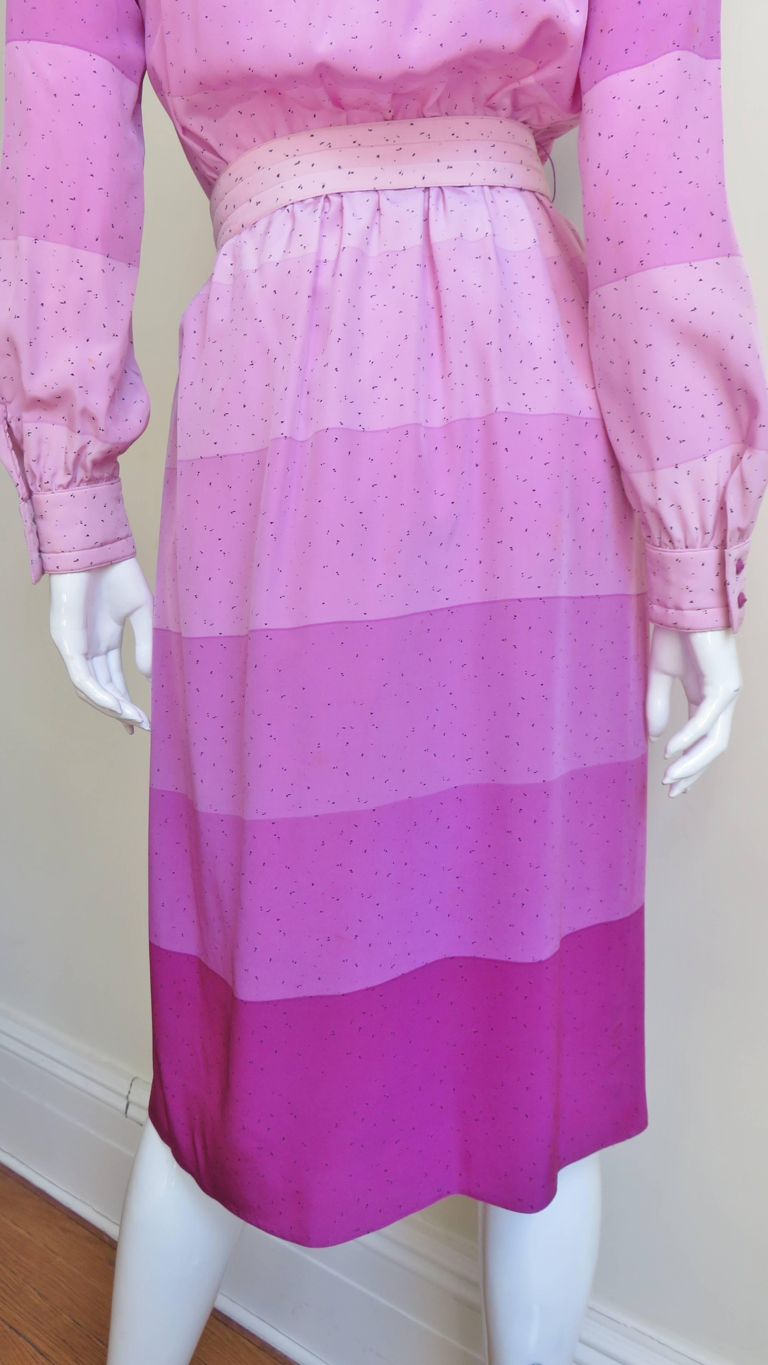 Louis Feraud Vestido camisero de seda ombre Años 70 en venta 6