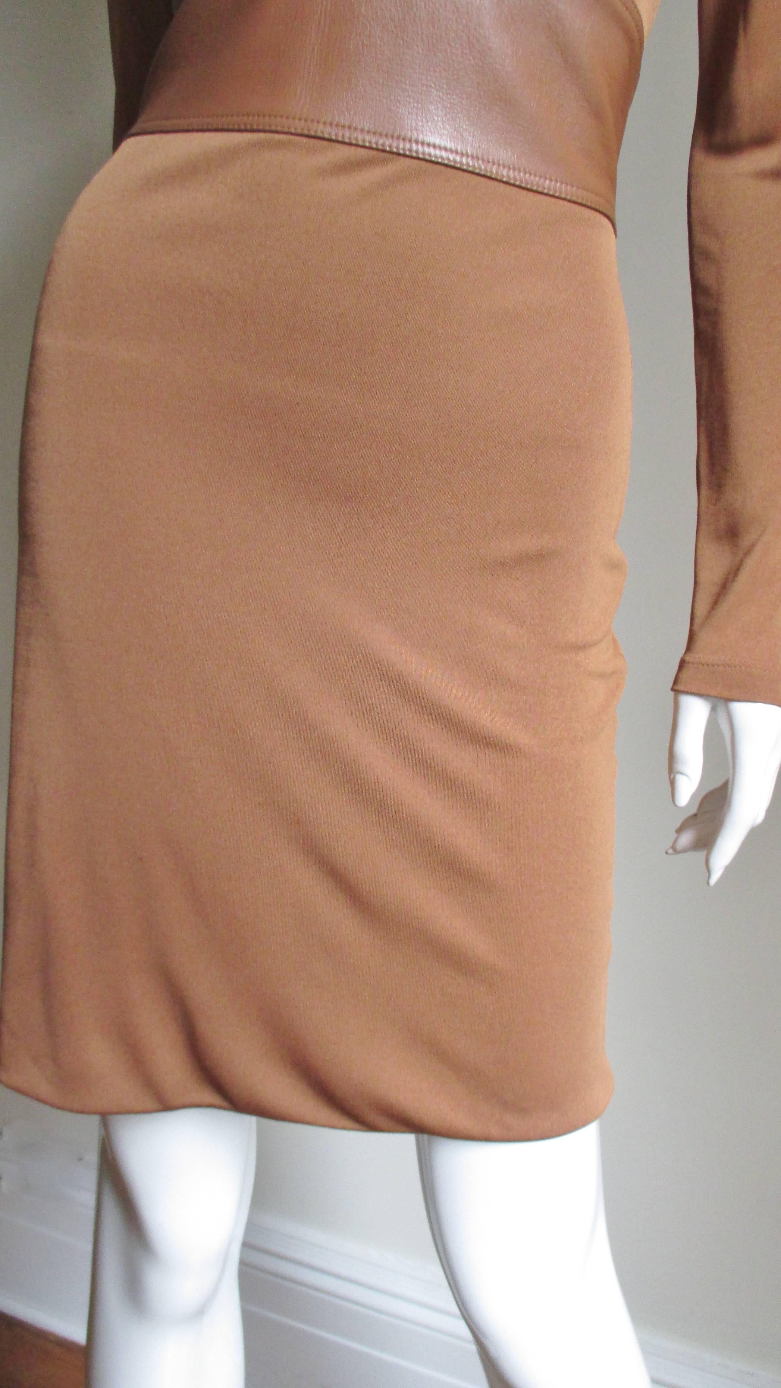 Gianni Versace - Robe en jersey de soie avec taille en cuir Pour femmes en vente