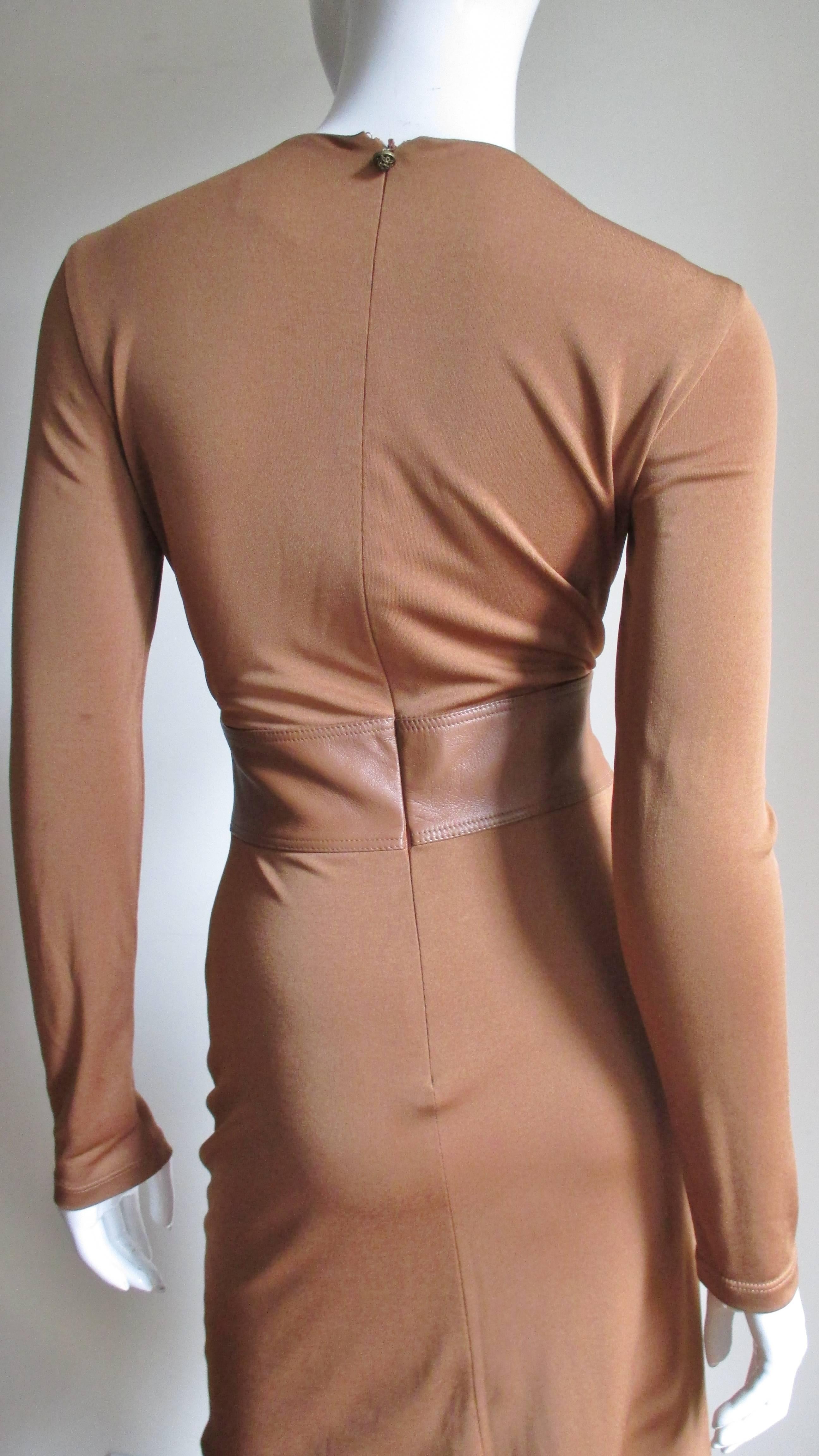 Gianni Versace - Robe en jersey de soie avec taille en cuir en vente 4