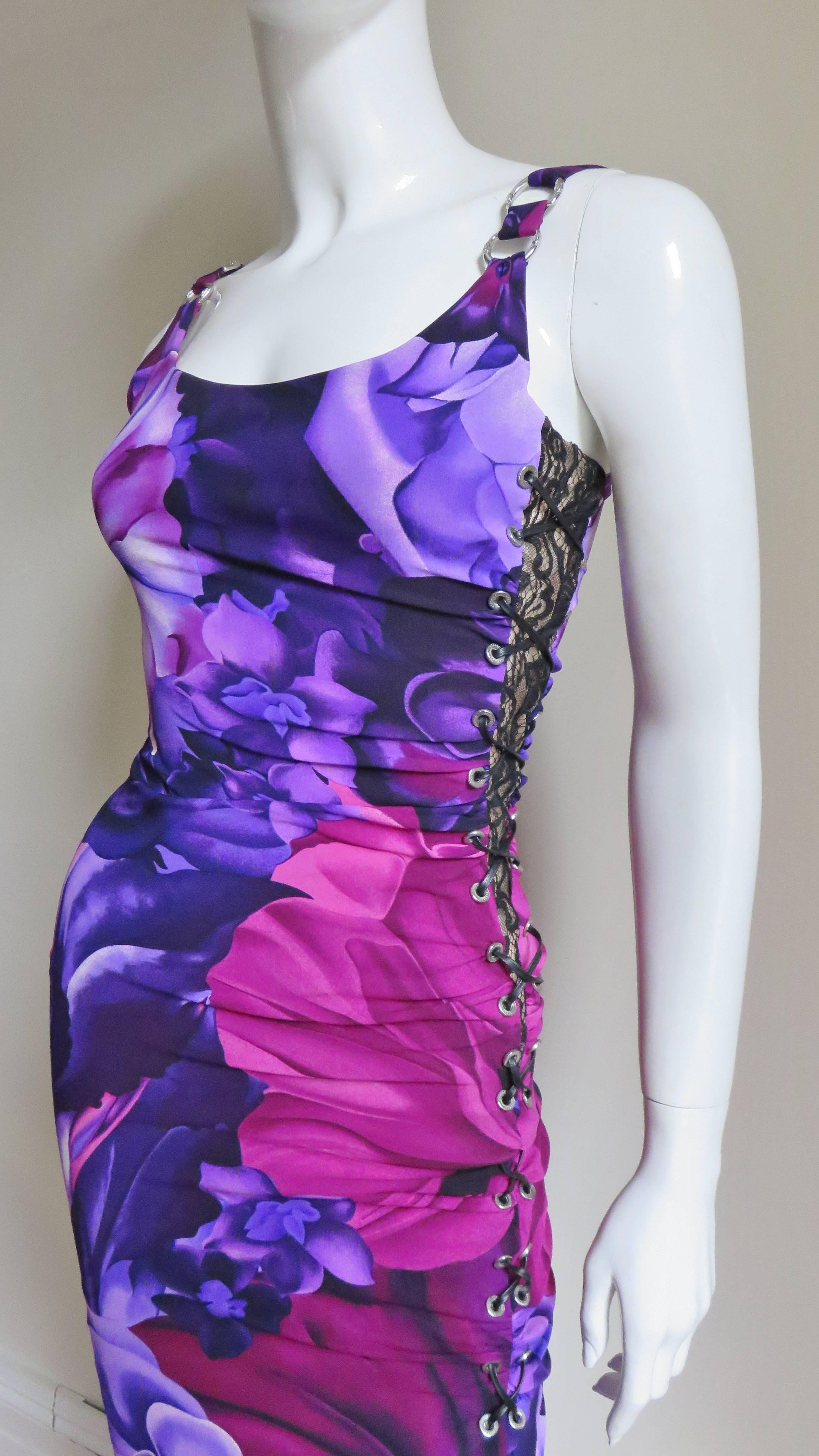 Versace Seidenkleid mit Spitzenbesatz (Violett) im Angebot