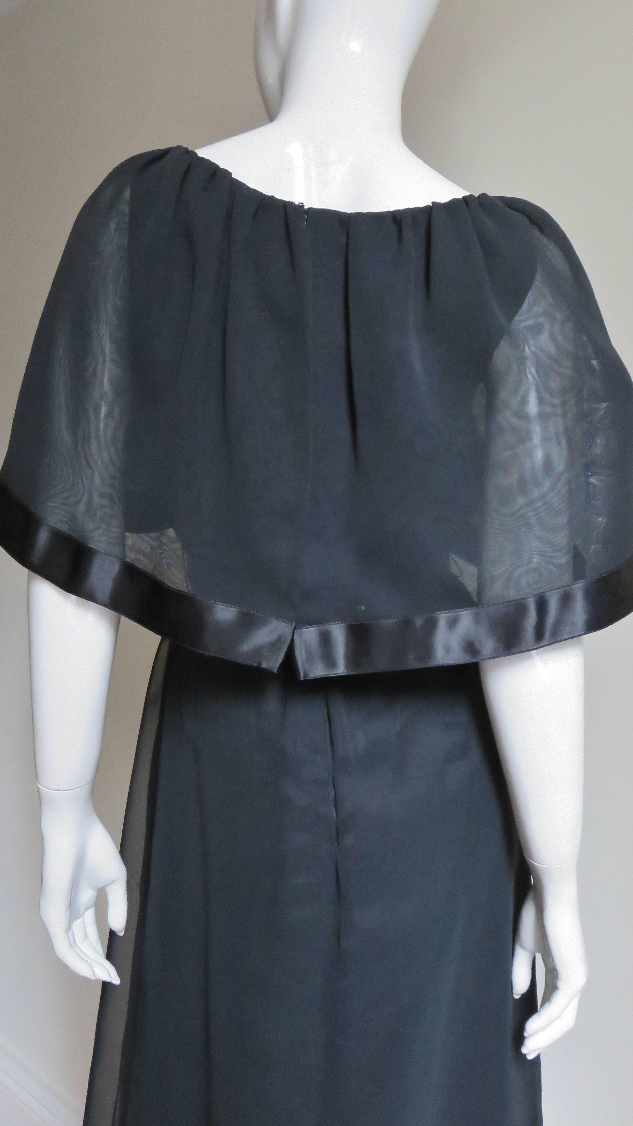 Travilla Kleid mit Capelet 1970er Jahre im Angebot 4
