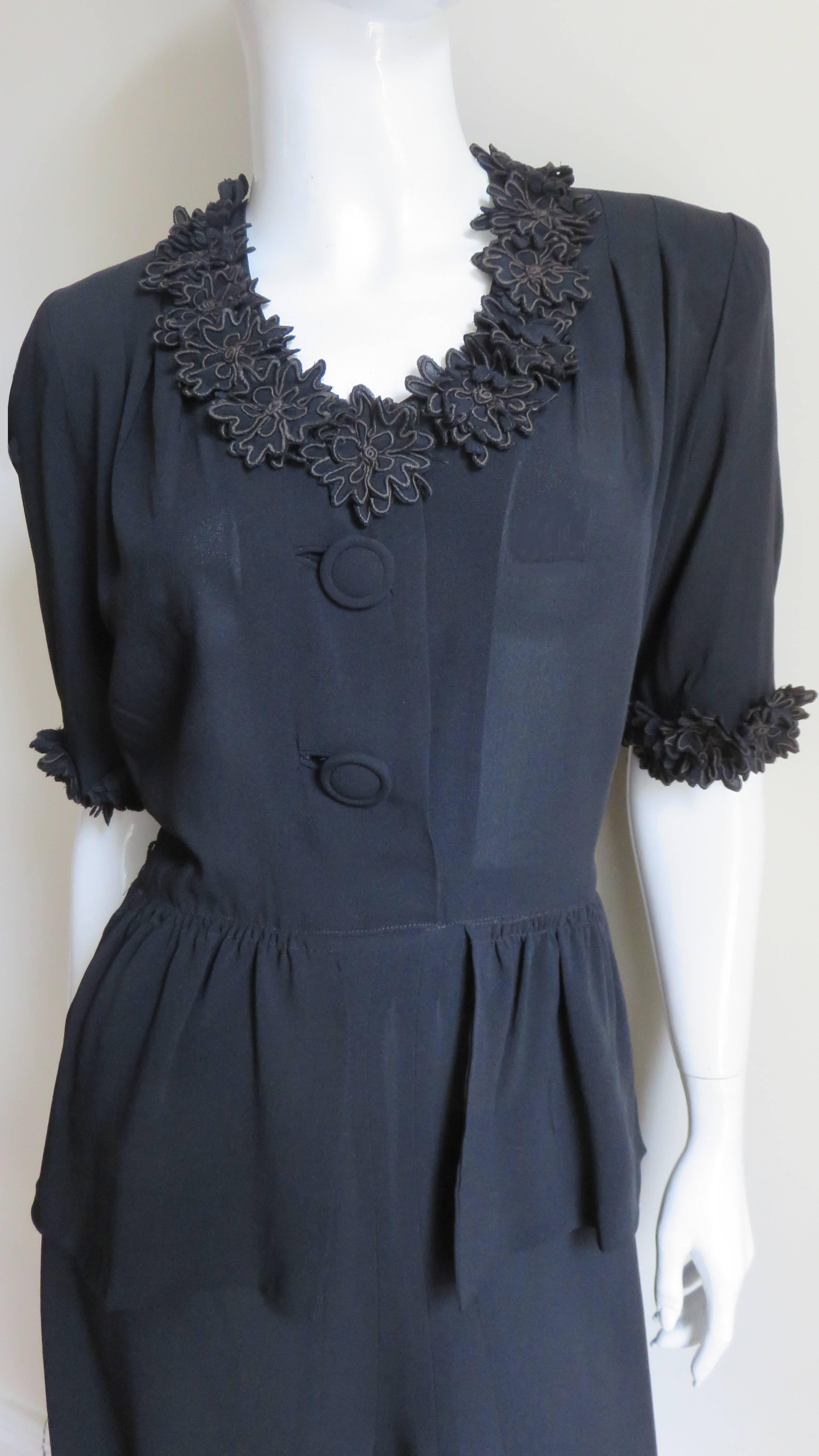 vestito con fiori applicati