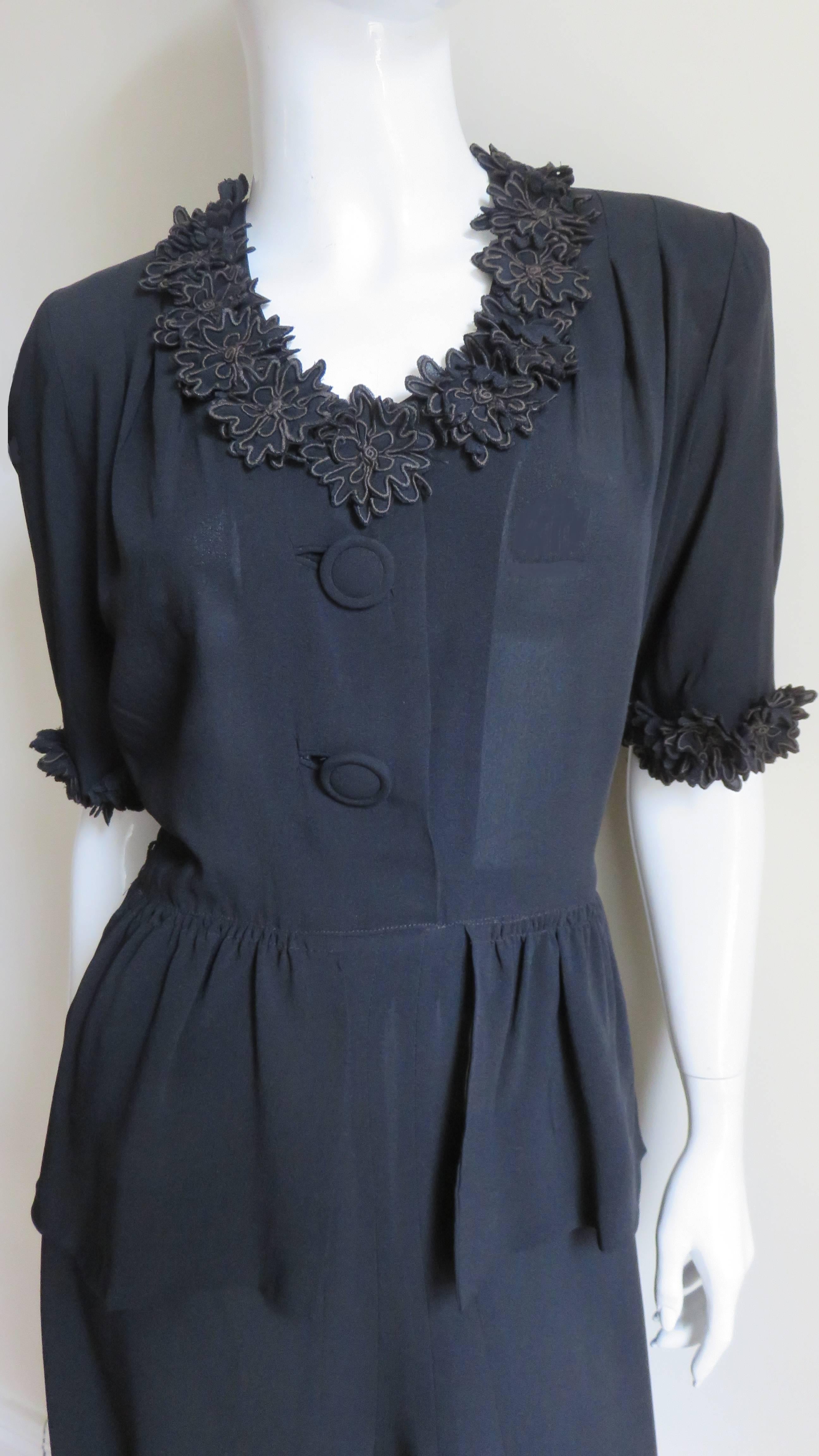 Noir Robe en soie avec fleurs appliquées des années 1940 en vente