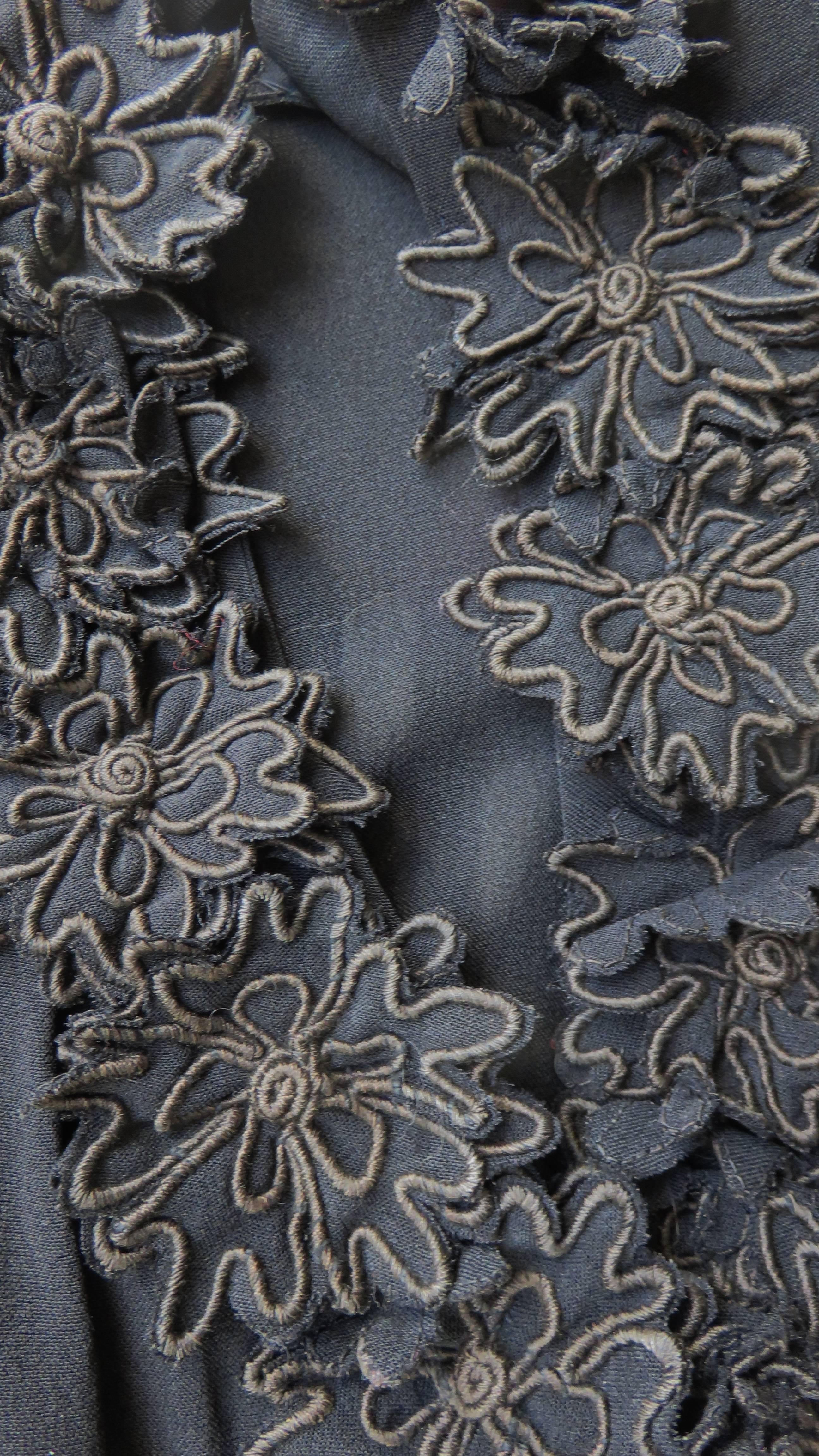 Robe en soie avec fleurs appliquées des années 1940 en vente 8