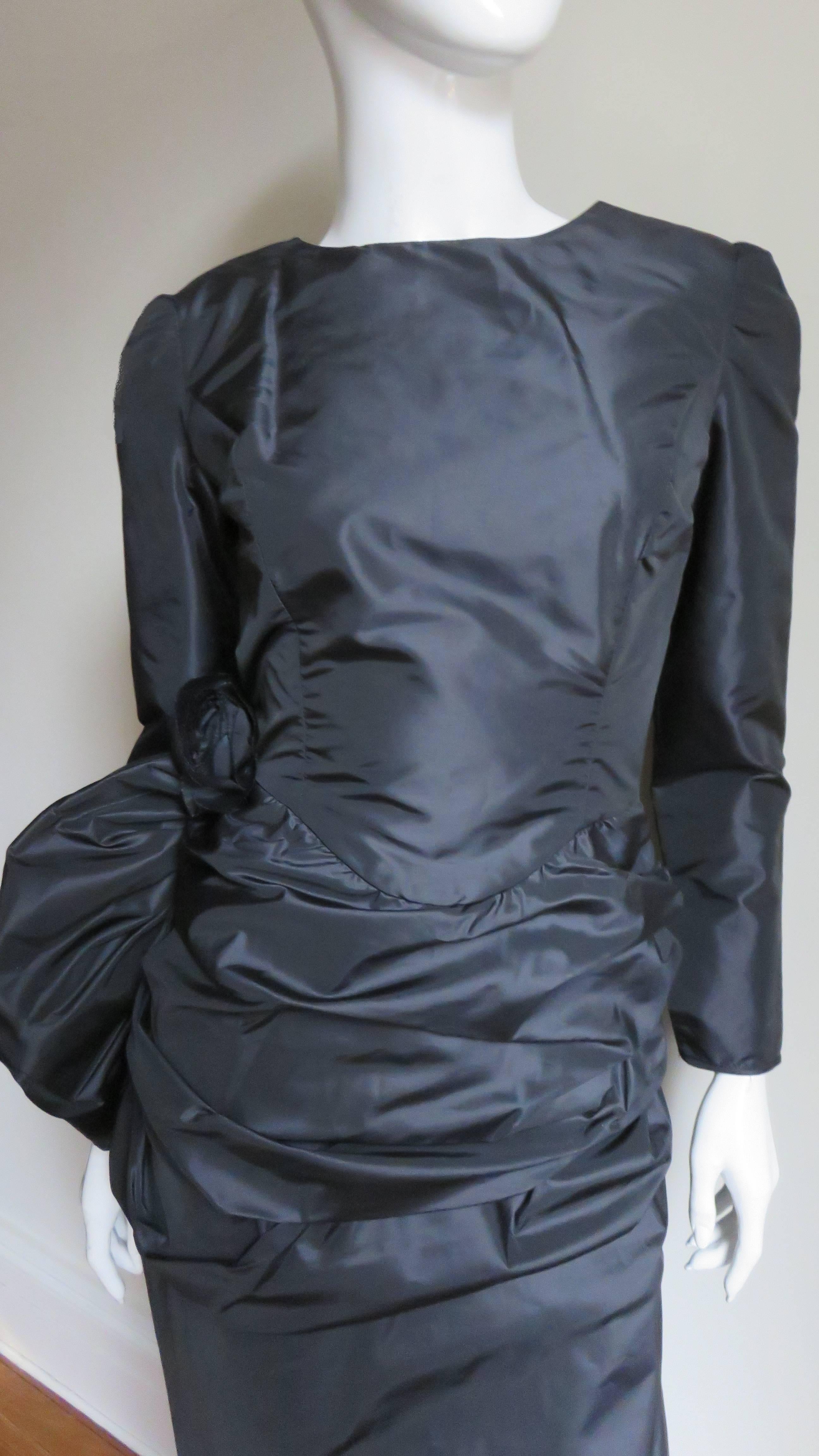 Noir Robe Victor Costa avec drapé dans le dos en vente