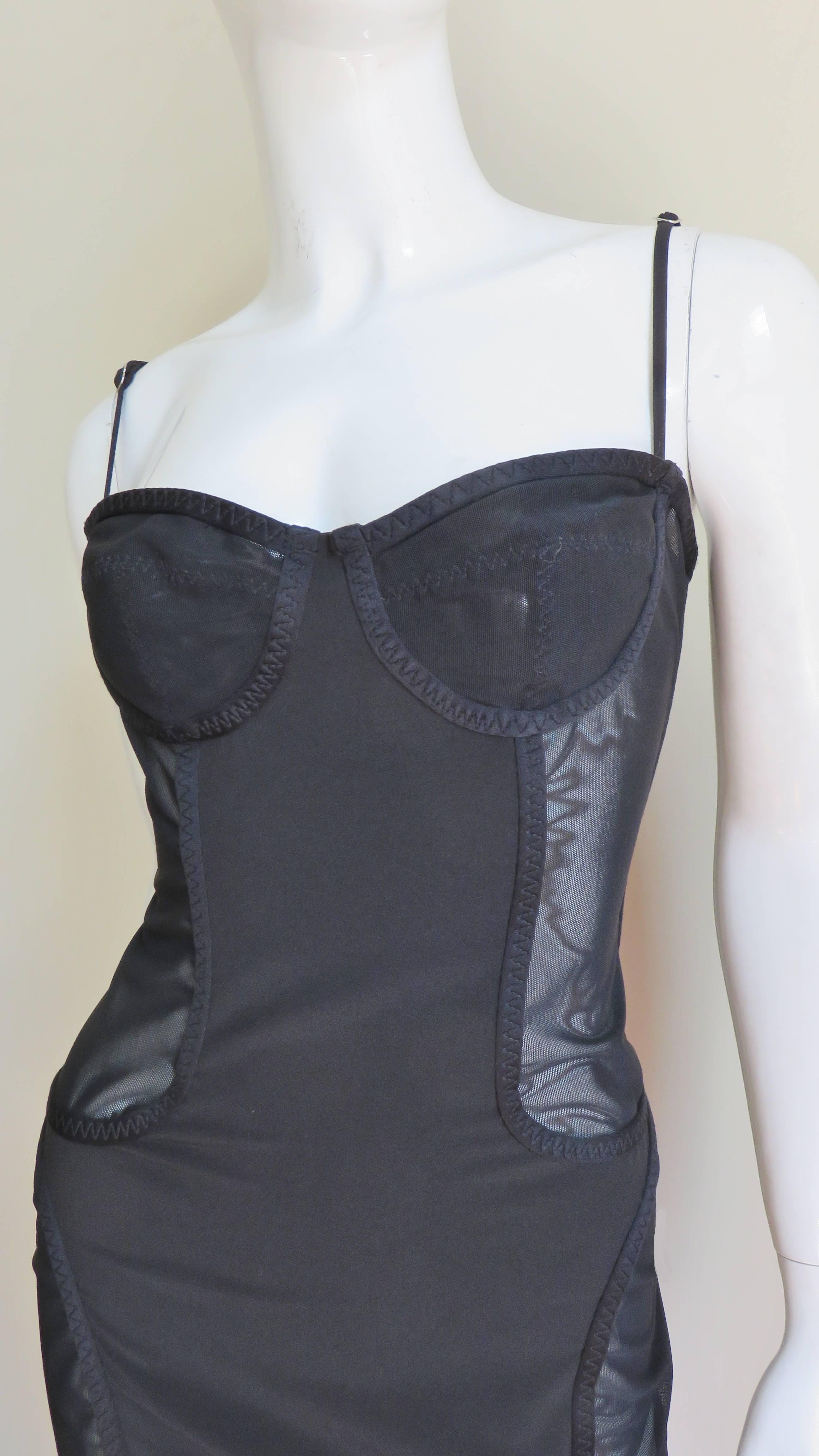 Une incroyable robe noire de Moschino.  Il s'inspire de la lingerie avec un haut désossé à bretelles réglables et des panneaux avant et arrière en tissu bandage extensible. Il comporte des panneaux latéraux semi-transparents à la taille et aux