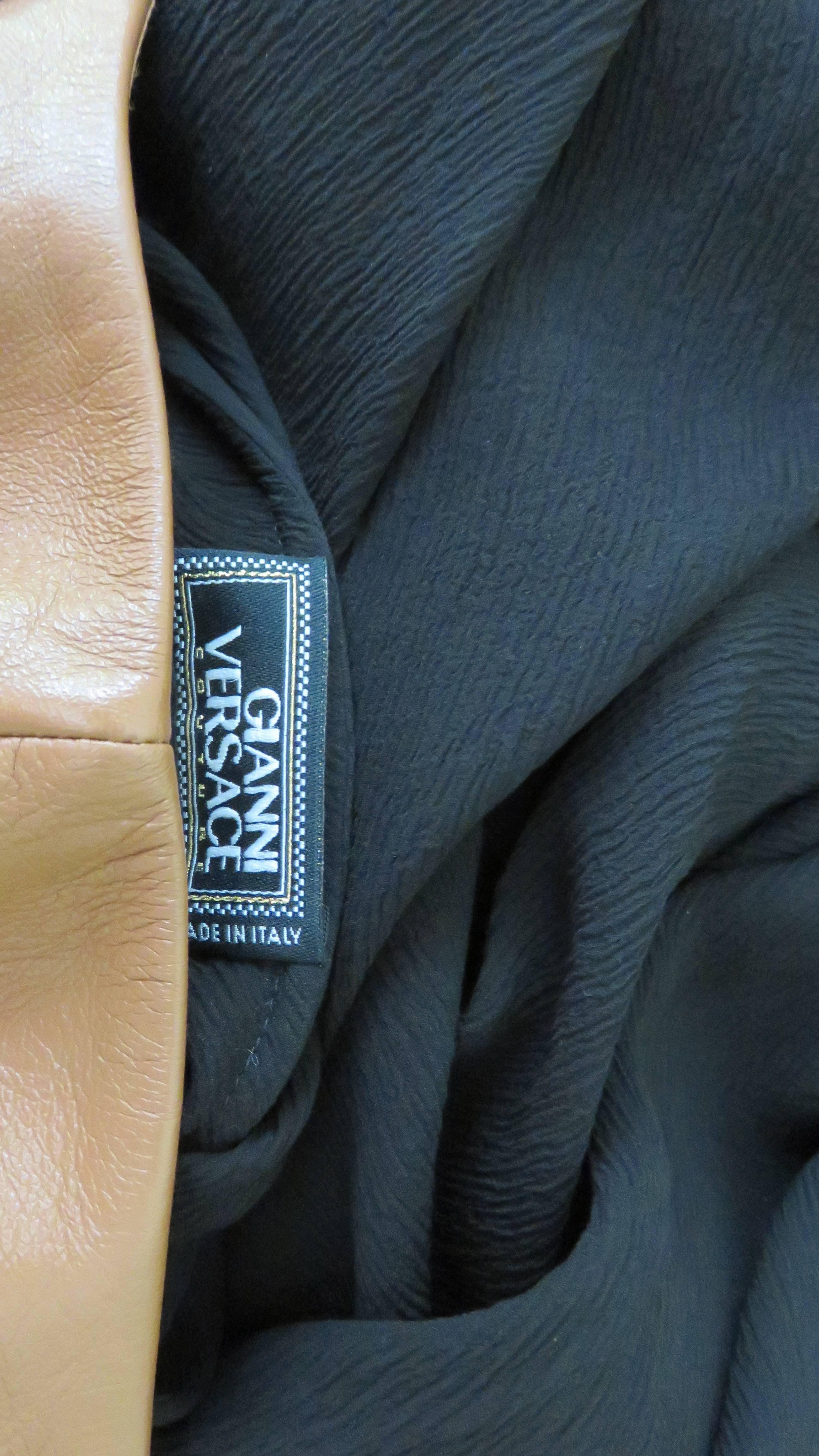 Gianni Versace Rückenfreies Seidenkleid mit Lederbesatz im Angebot 6