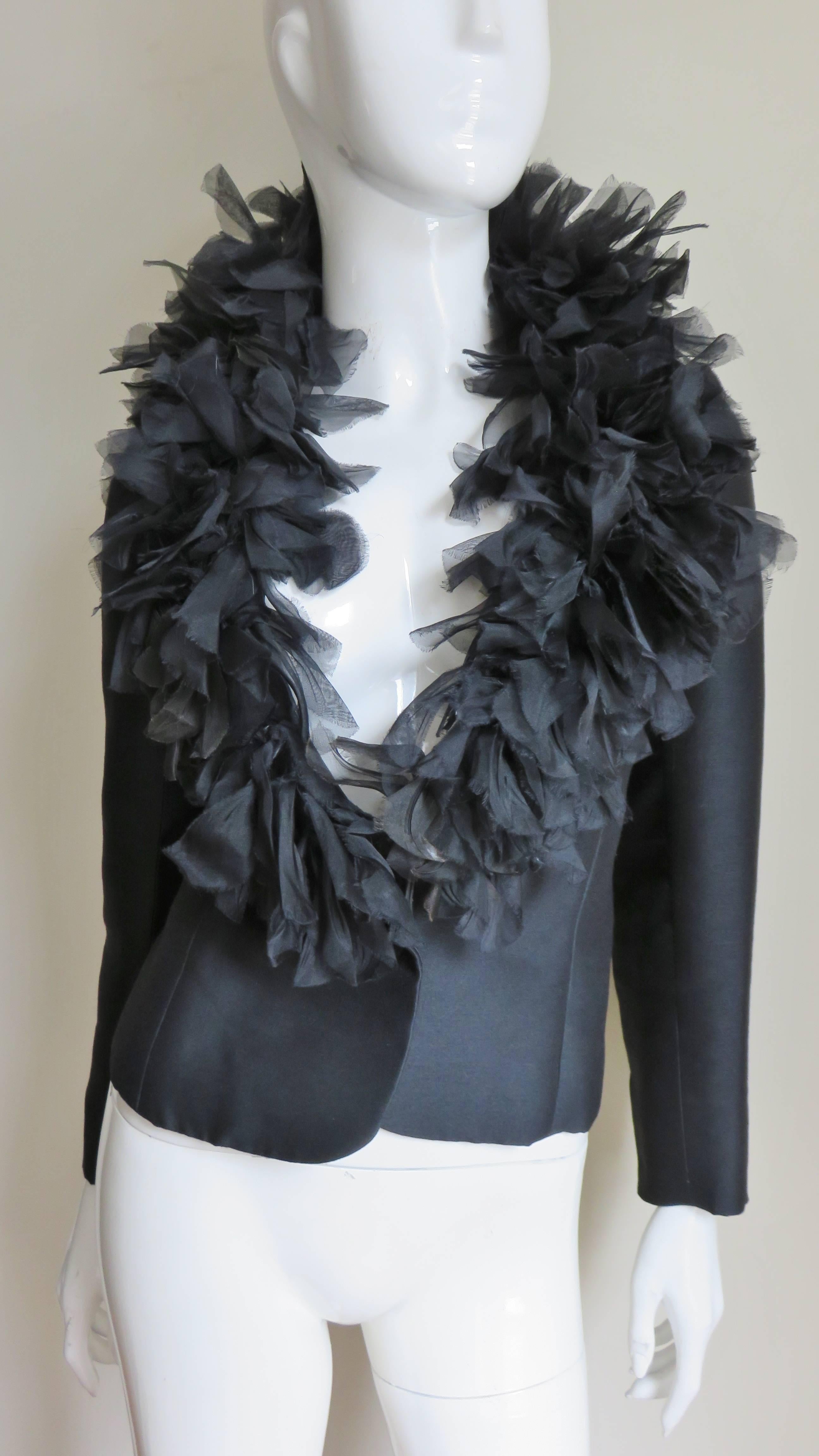 Noir  Veste en soie des années 1960 avec bordure en organza en vente