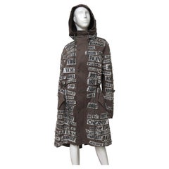 Parka oversize de Moschino Couture en color marrón, con imperdibles y letras, cordón y capucha