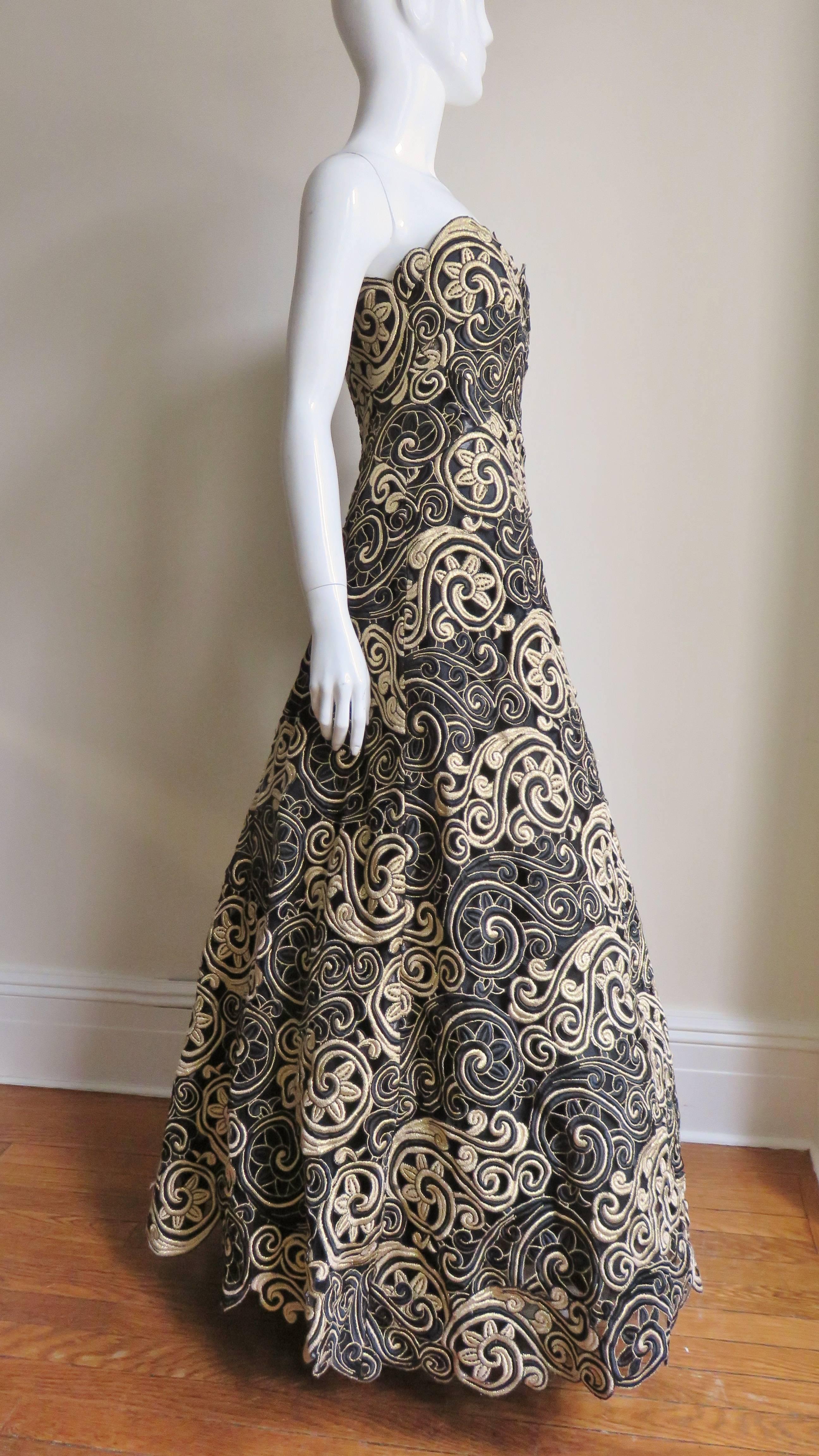 Arnold Scassi Vestido sin tirantes de seda y encaje bordado Años 90 en venta 5