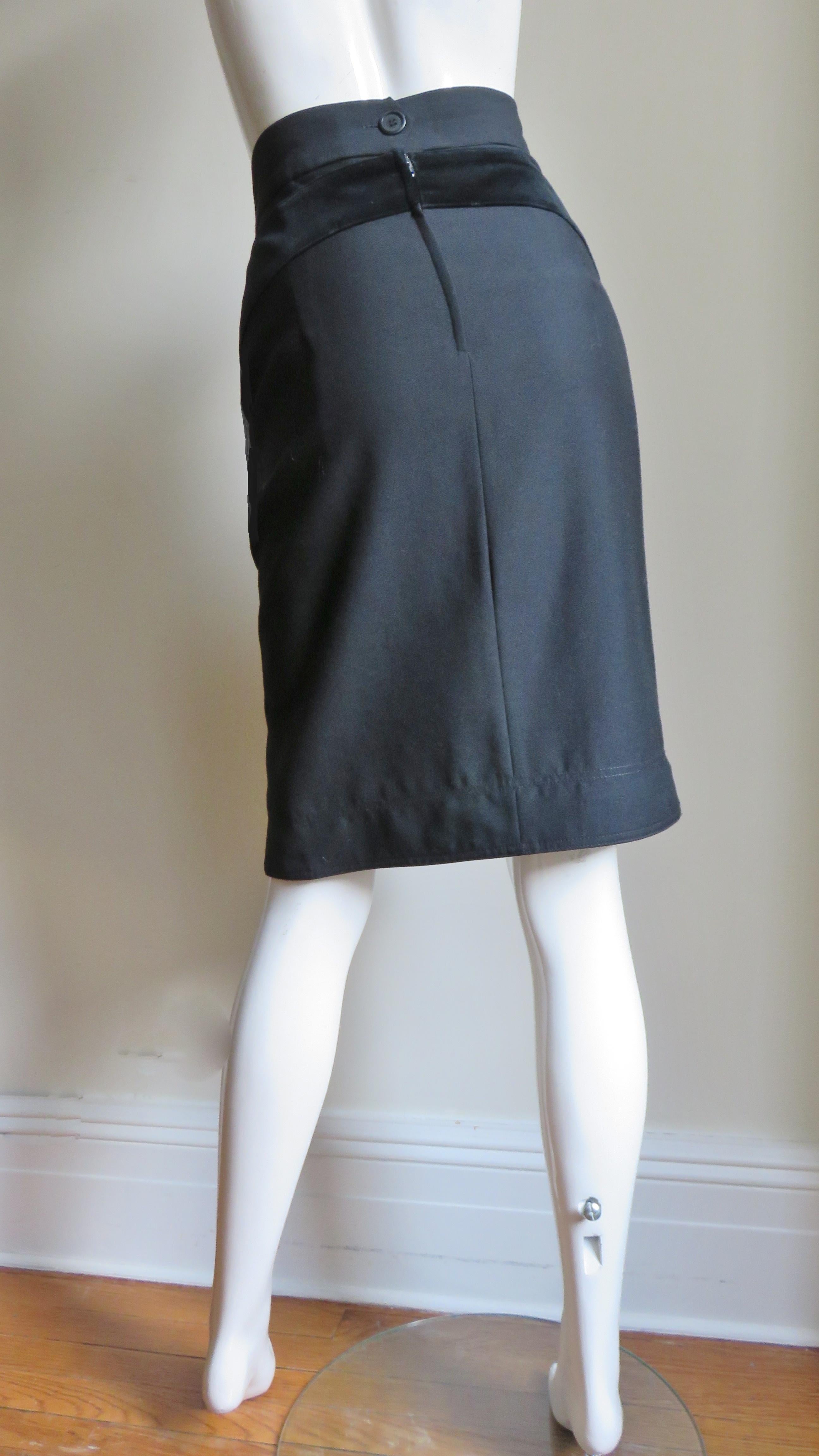 Moschino Question Mark Skirt In Good Condition For Sale In Water Mill, NY