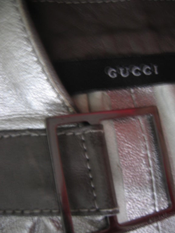 Tom Ford for Gucci Vestido de cuero plateado sin espalda en venta 9