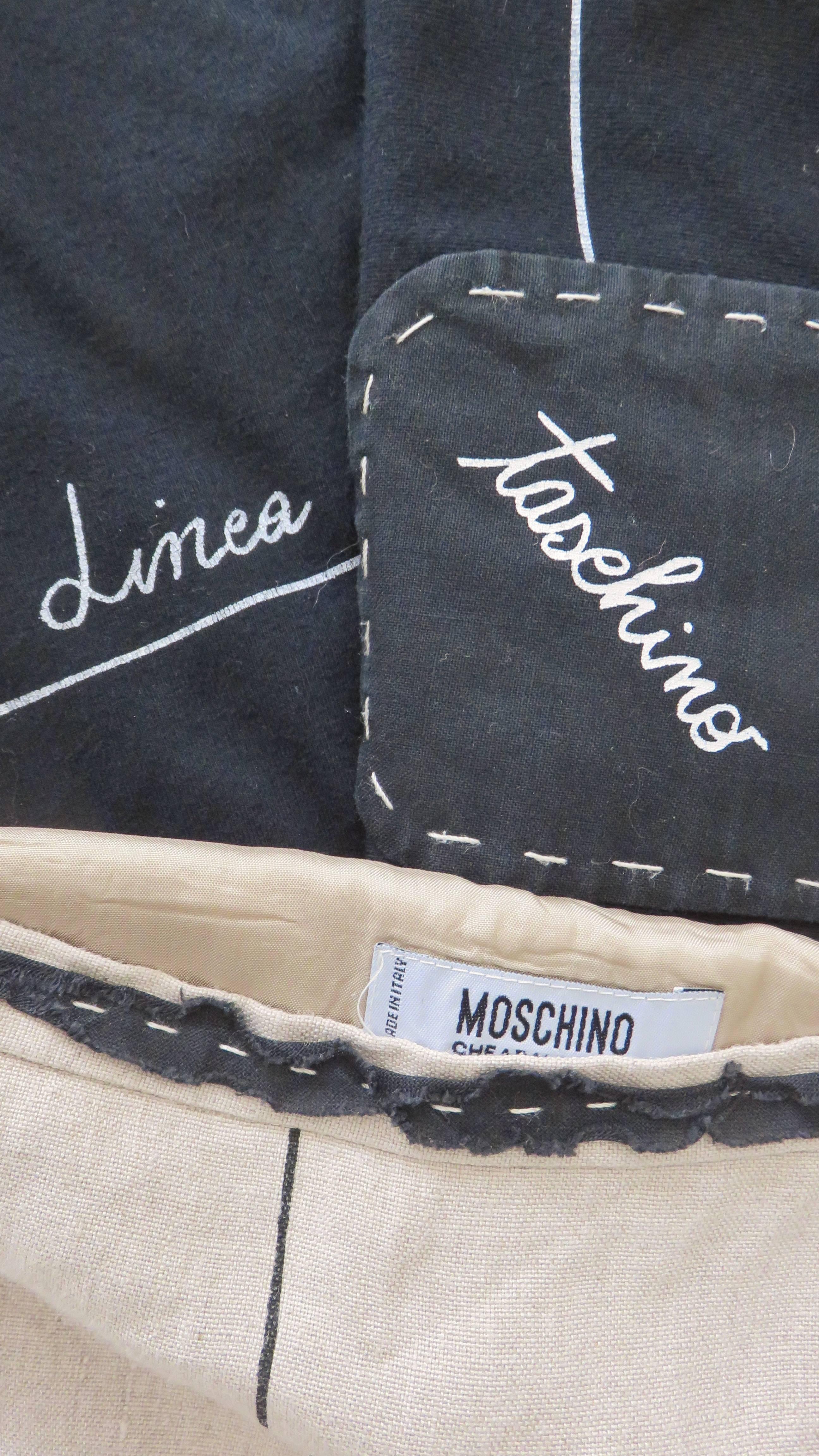 Moschino Color Block Leinenrock und T-Shirt mit italienischen Worten im Angebot 13