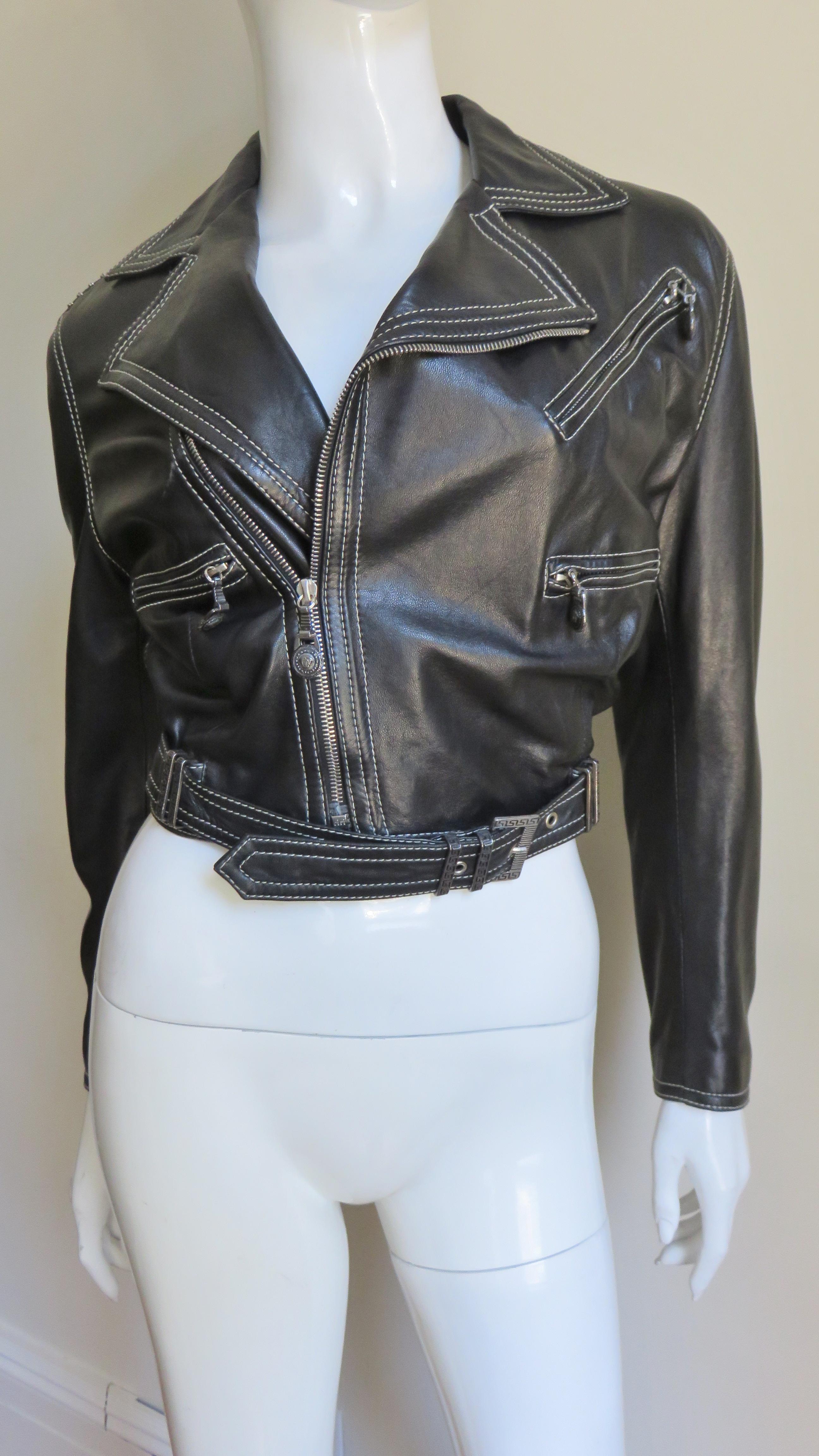  Gianni Versace H/W 1992 Leder Motorradjacke und Hose mit Kettenbesatz aus Leder  (Schwarz) im Angebot