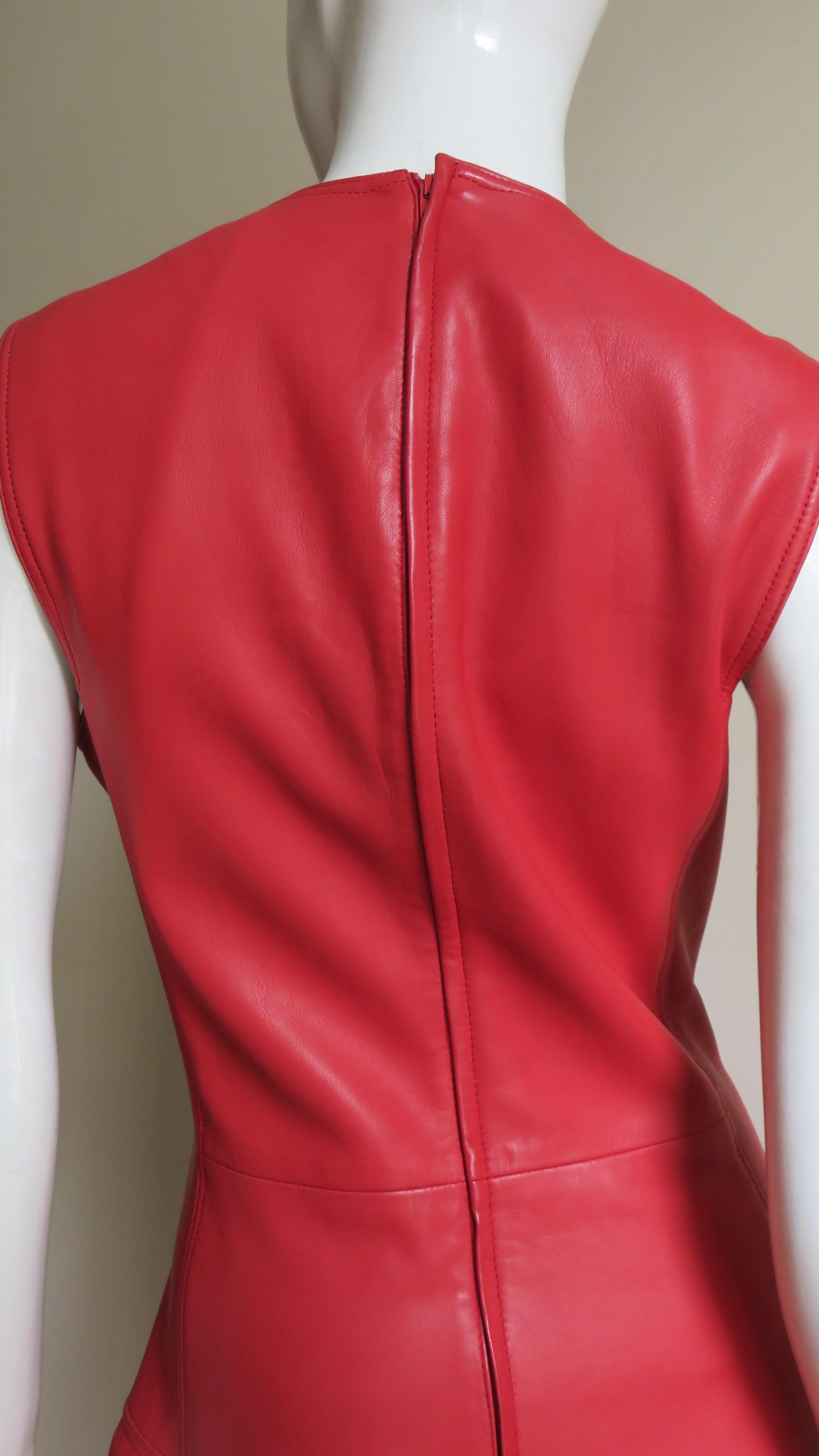 Gianni Versace - Robe en cuir rouge, neuve, automne-hiver 1996 en vente 5