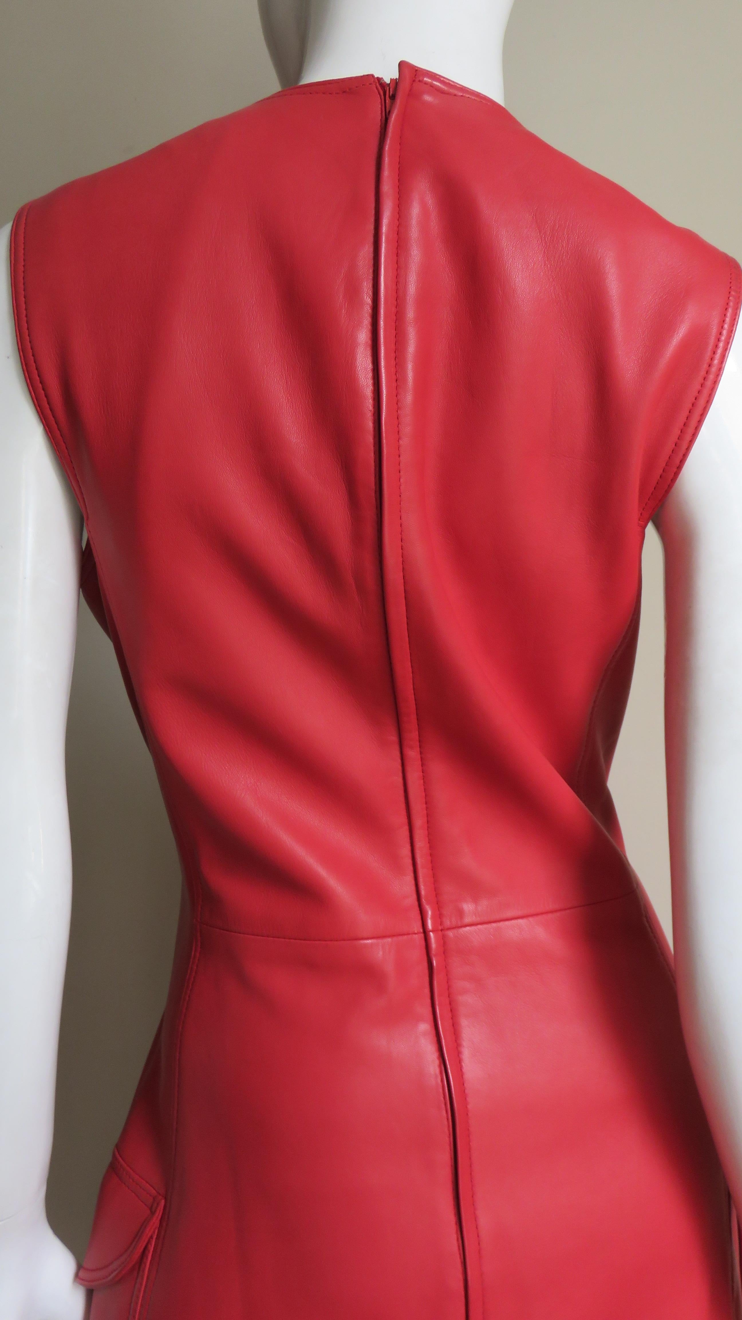 Gianni Versace - Robe en cuir rouge, neuve, automne-hiver 1996 en vente 4