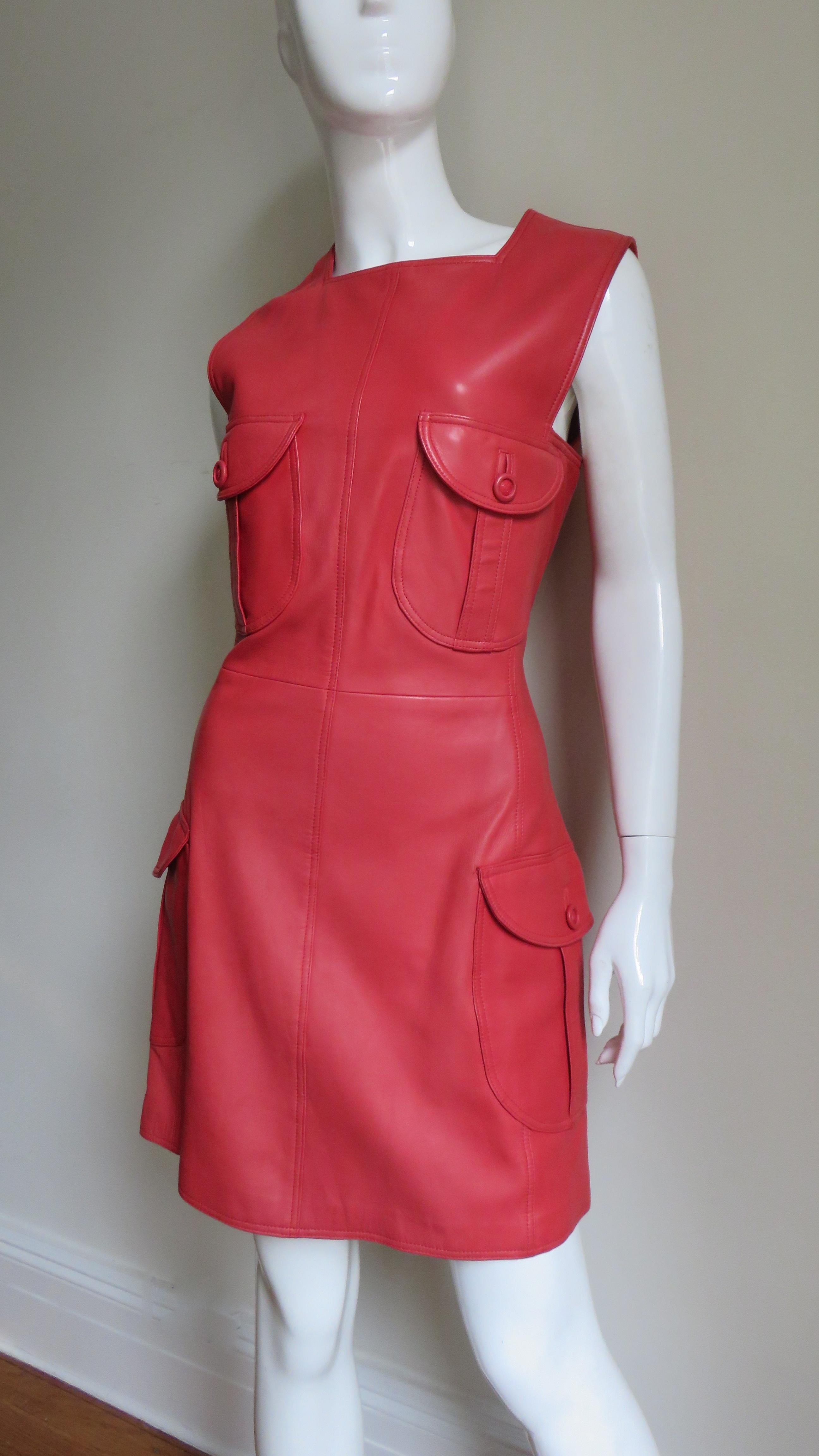 Gianni Versace - Robe en cuir rouge, neuve, automne-hiver 1996 en vente 1