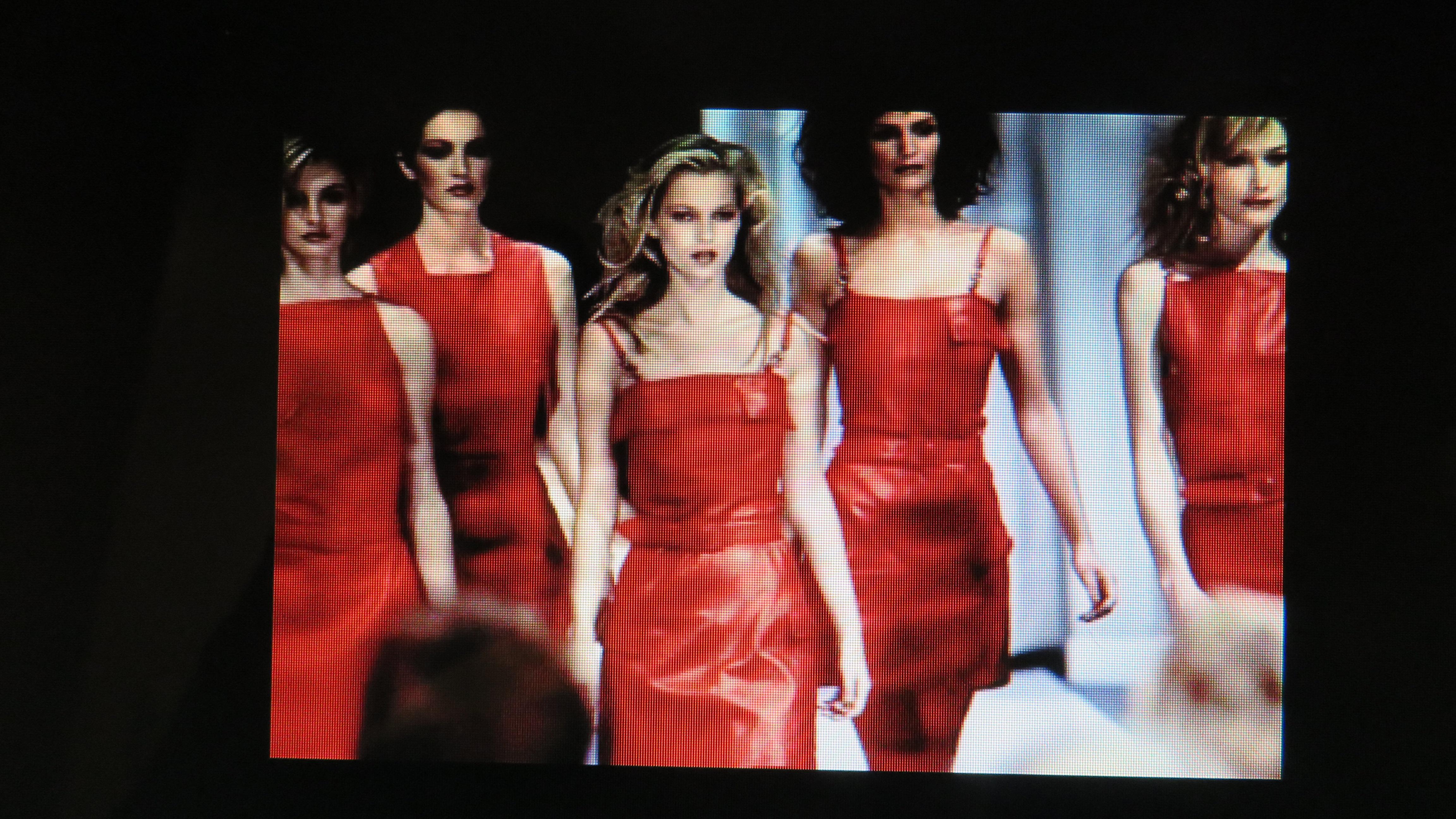 Gianni Versace - Robe en cuir rouge, neuve, automne-hiver 1996 en vente 9