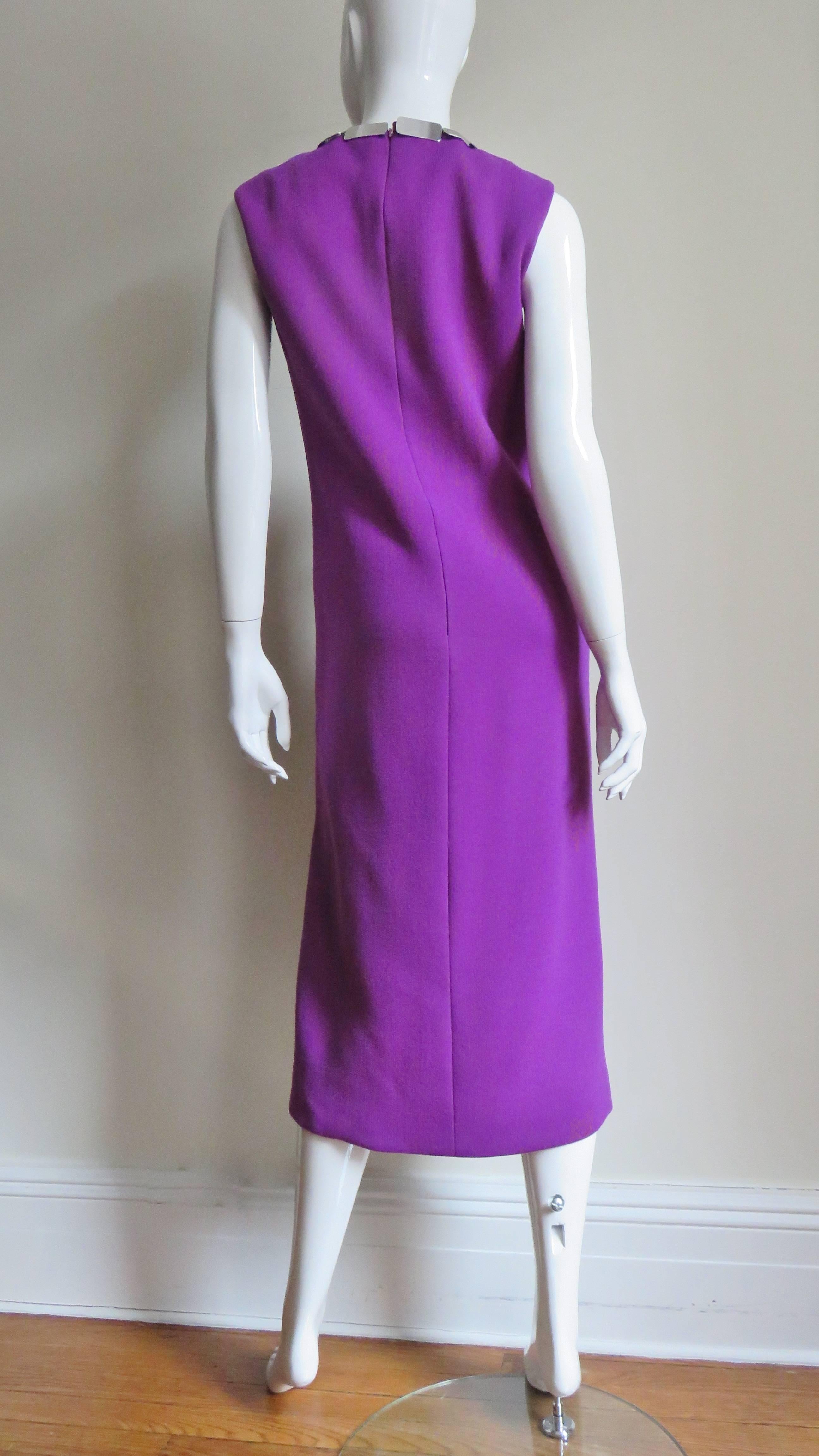  Pierre Cardin 1960er Jahre Ikonisches Kleid mit Metallbeschlägen und Kragen im Angebot 7