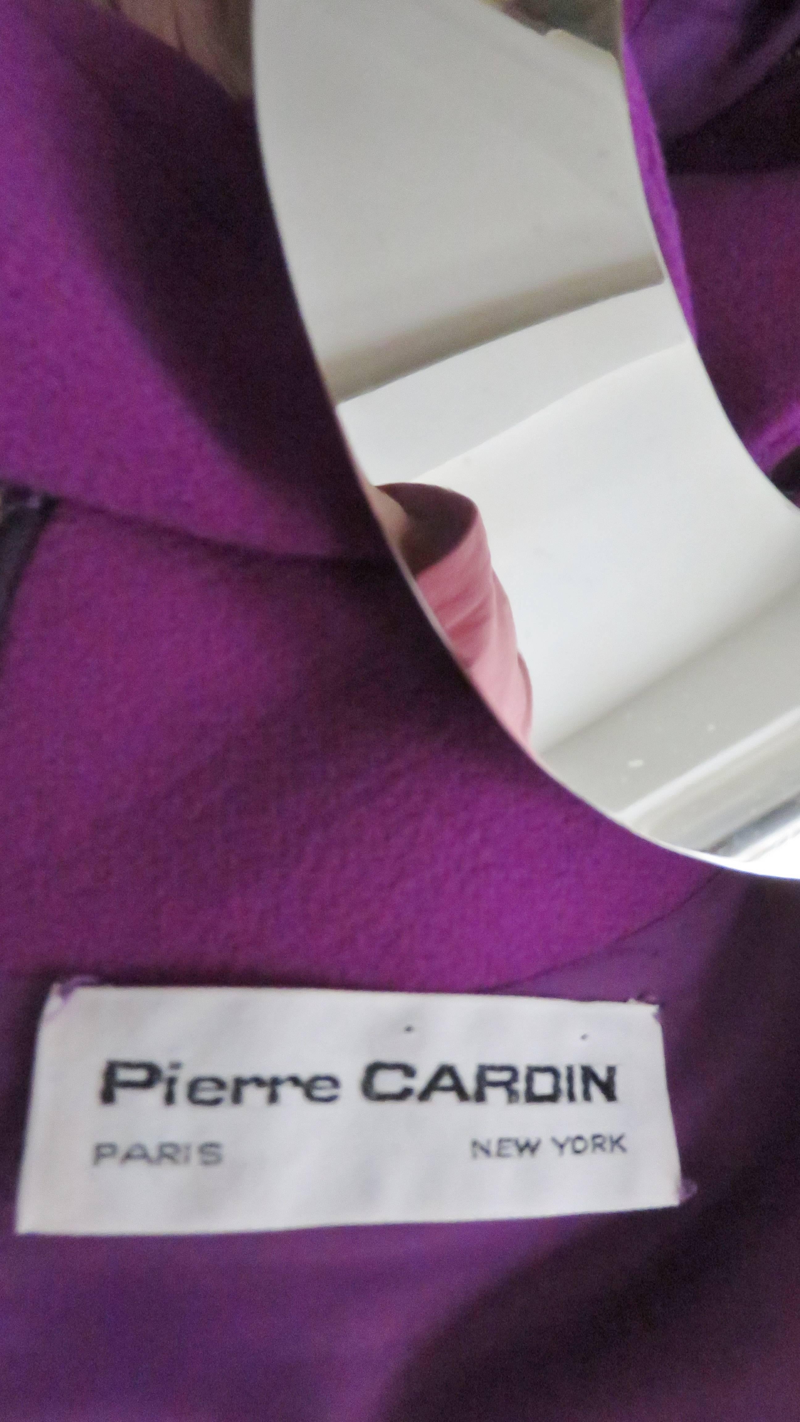  Pierre Cardin 1960er Jahre Ikonisches Kleid mit Metallbeschlägen und Kragen im Angebot 8