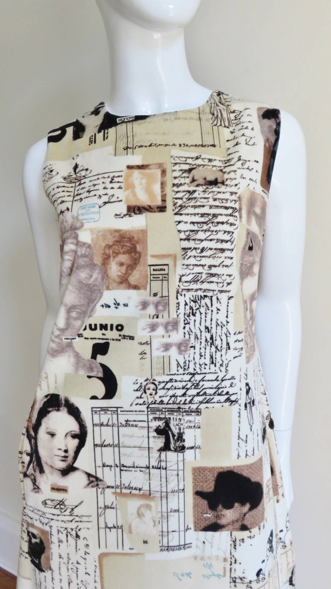Gris Moschino - Robe en velours imprimé photo en vente