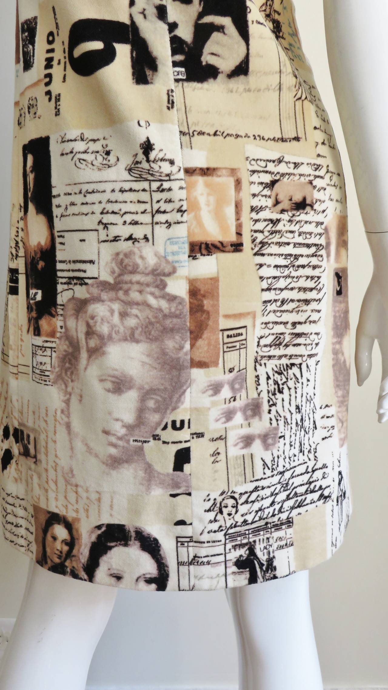 Moschino - Robe en velours imprimé photo en vente 7