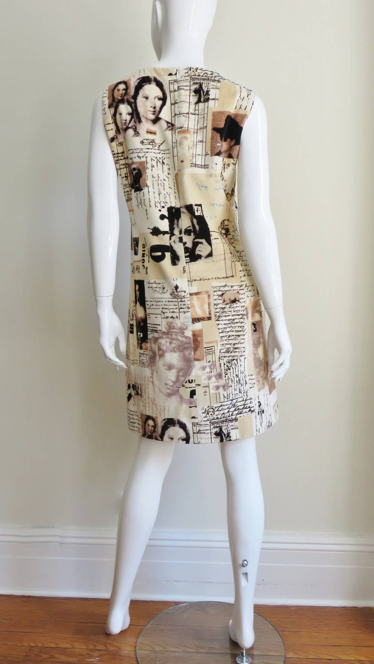 Moschino - Robe en velours imprimé photo en vente 8