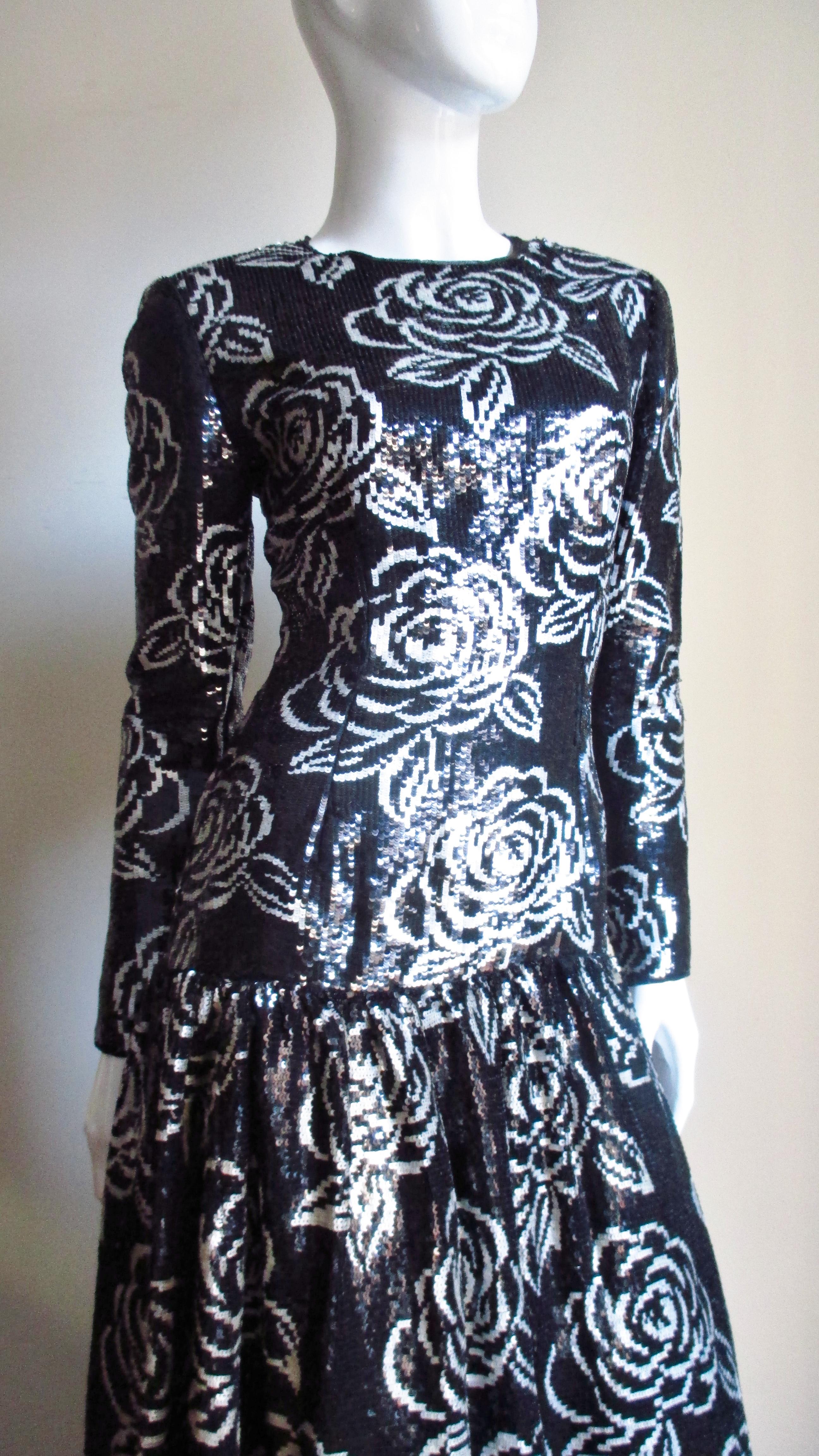 Oscar de la Renta Flower Sequin Silk Gown In Excellent Condition For Sale In Water Mill, NY