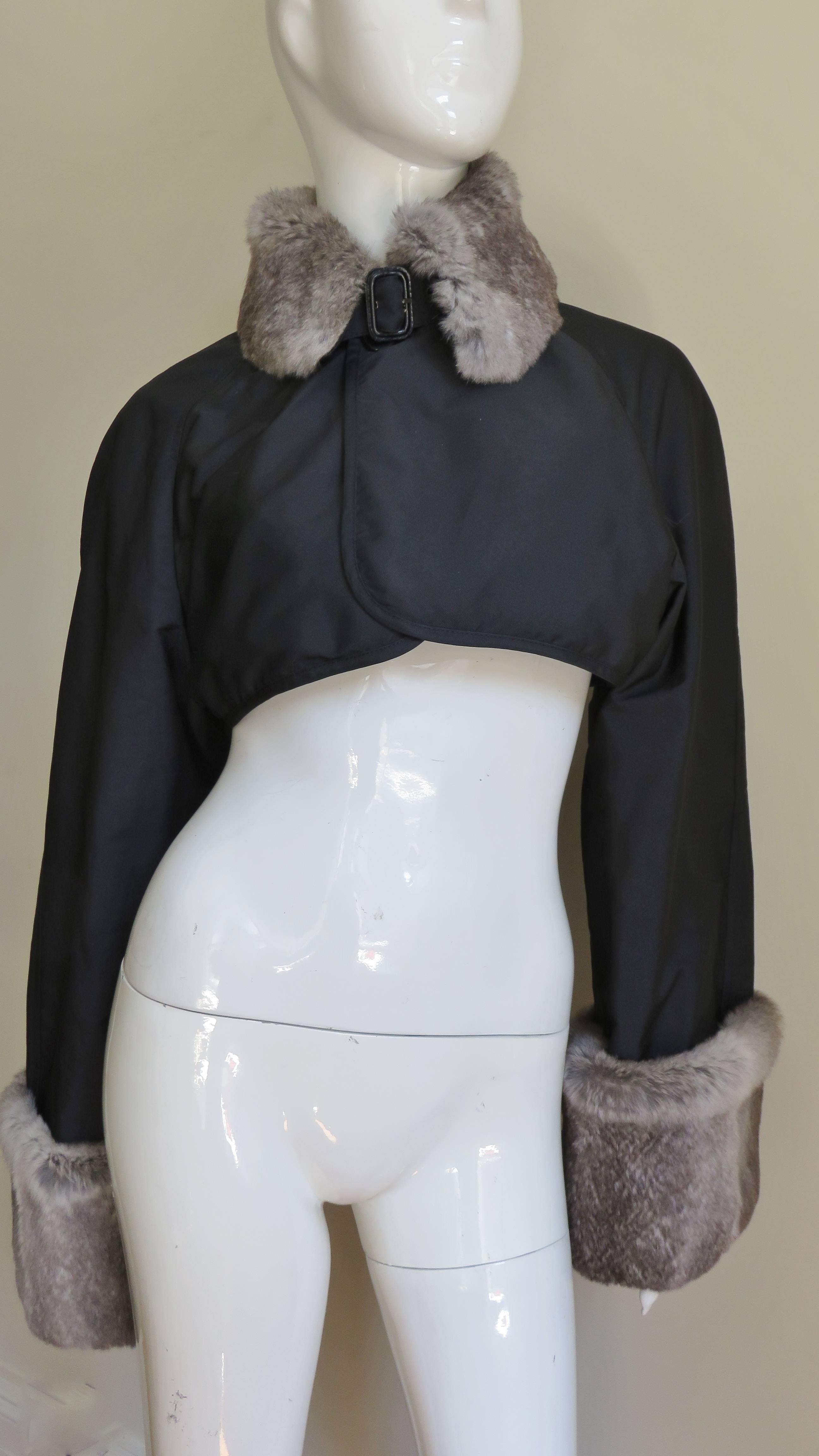 Noir Jean-Paul Gaultier - Veste courte bordée de fourrure en vente