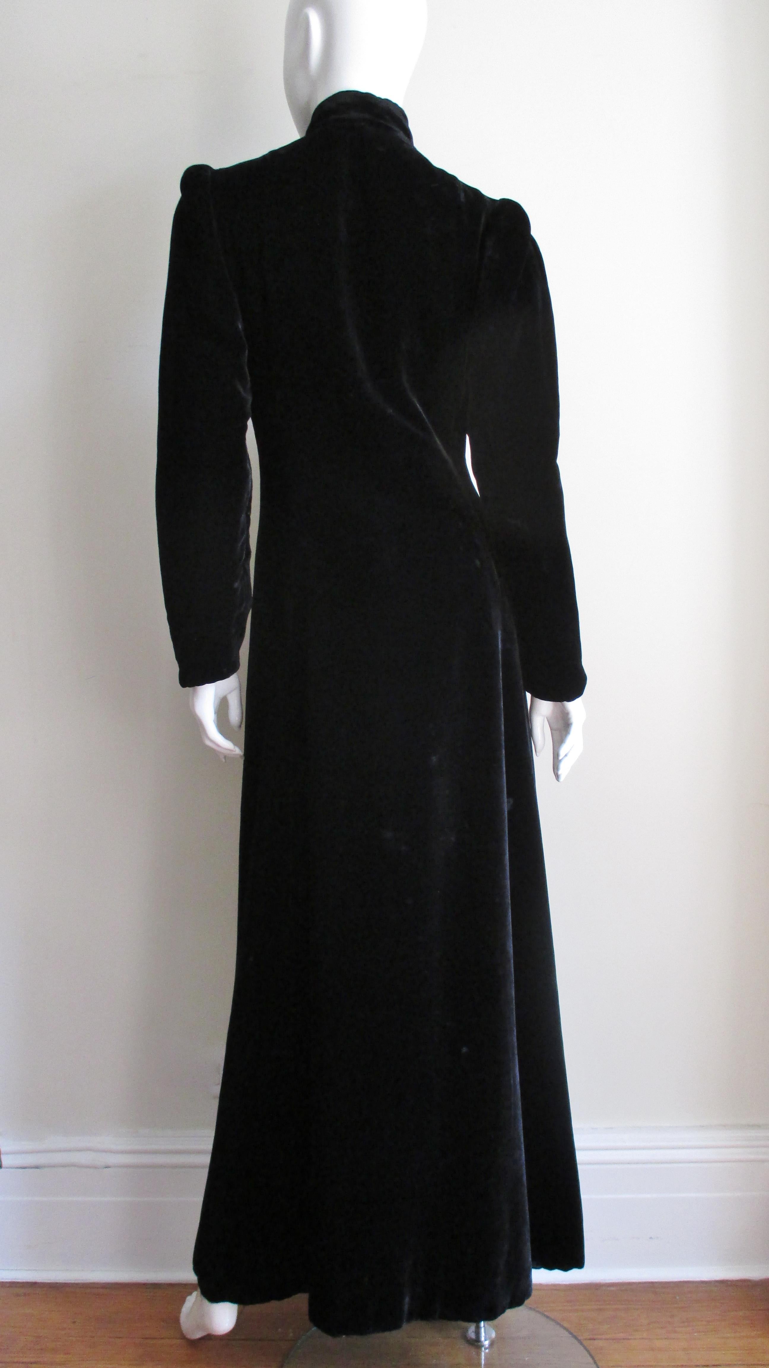 Gladding's 1930er Jahre Mantel aus Seidensamt in voller Länge im Angebot 2