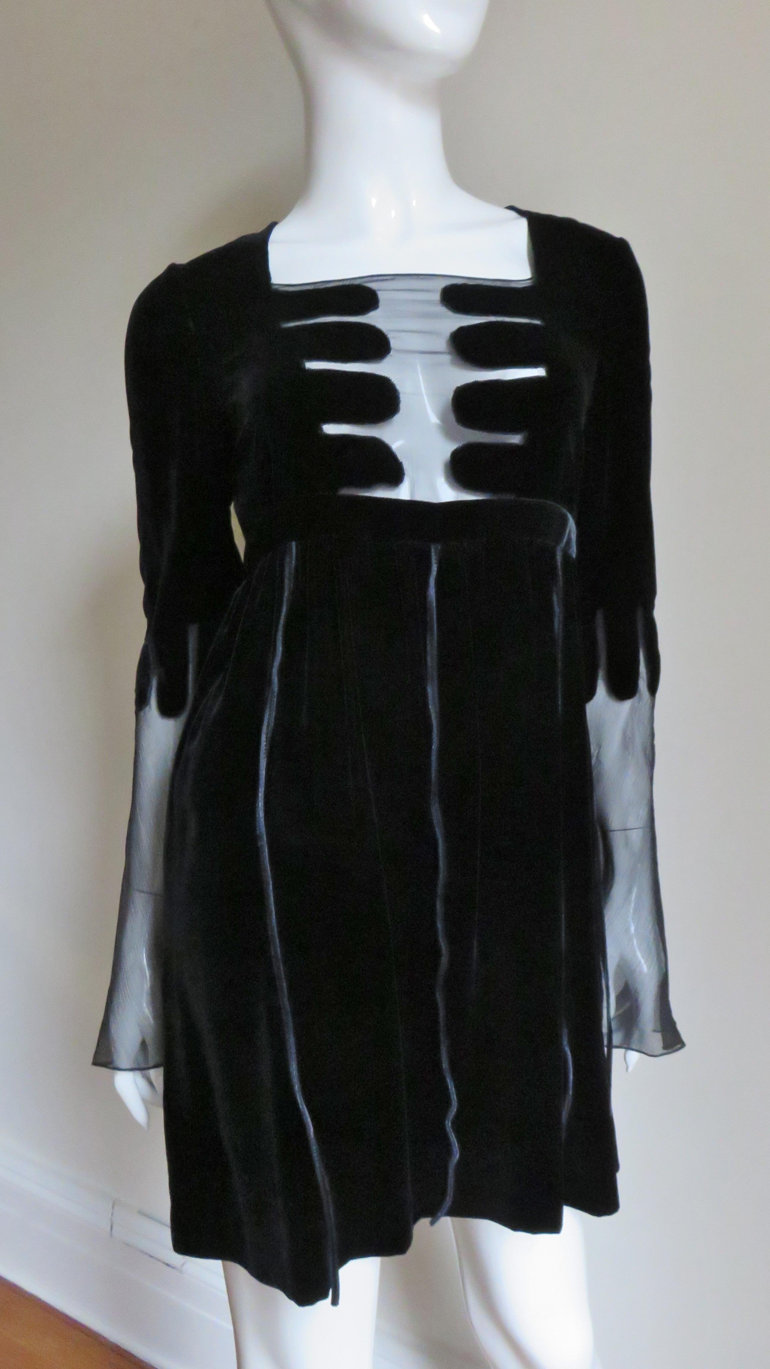 Une magnifique robe en velours de soie noire de Gucci, portée lors d'une campagne publicitaire en 2001. Elle présente une encolure carrée, le centre du buste étant souligné par des zones transparentes qui contrastent avec le riche velours, créant