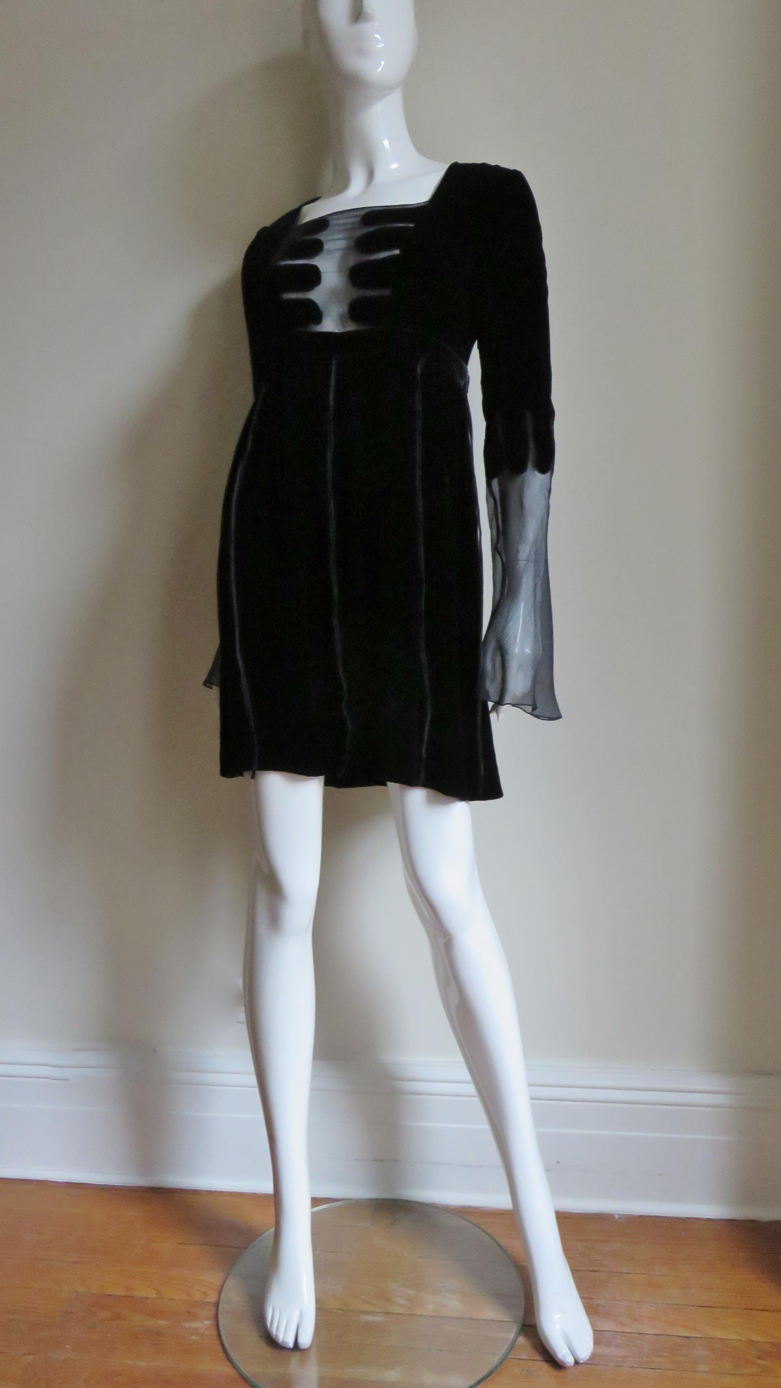 Tom Ford for Gucci New Silk Velvet Dress F/W 2001 In Excellent Condition For Sale In Water Mill, NY