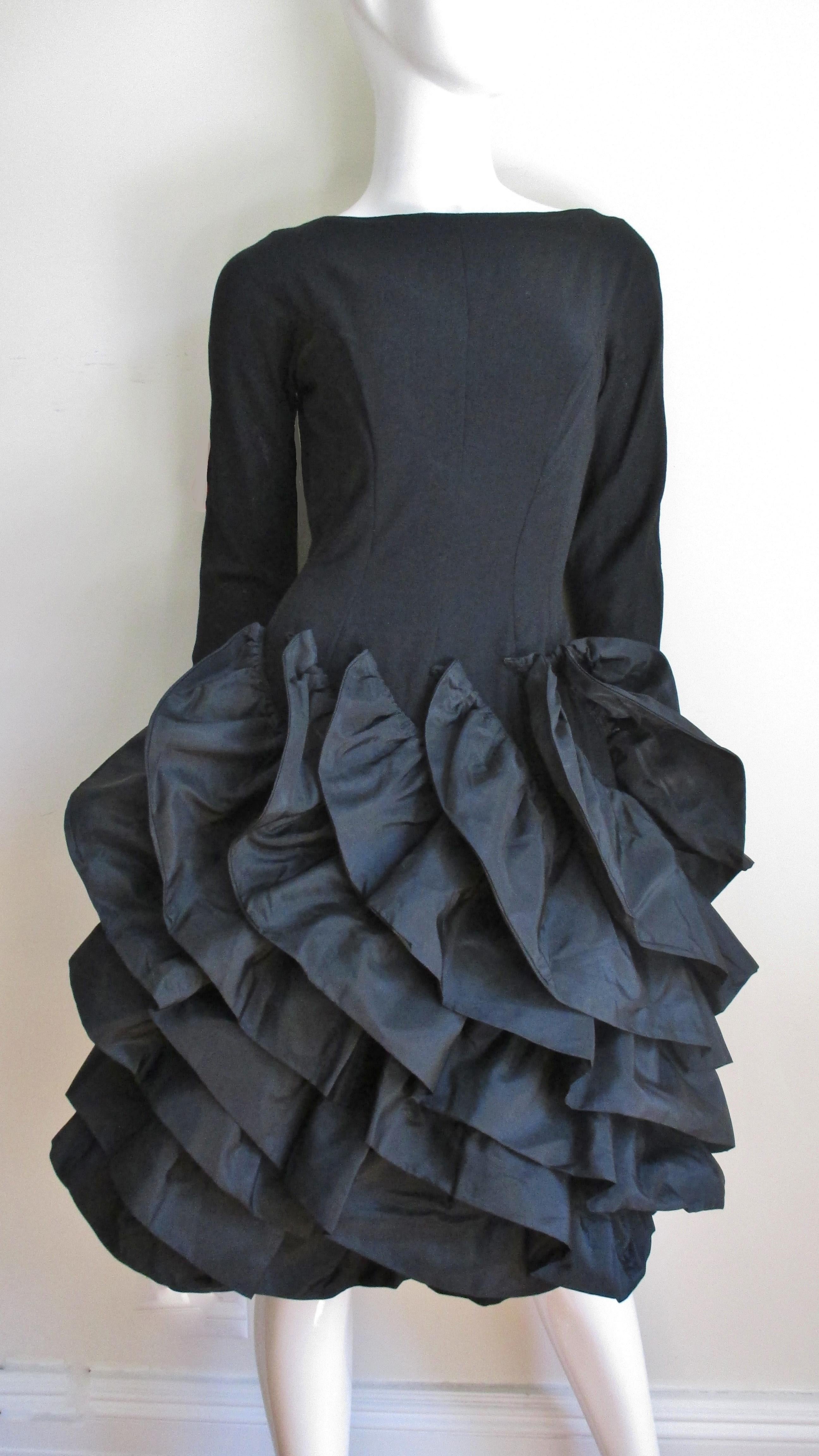 Noir Robe sculpturale Betty Carol des années 1950 en vente