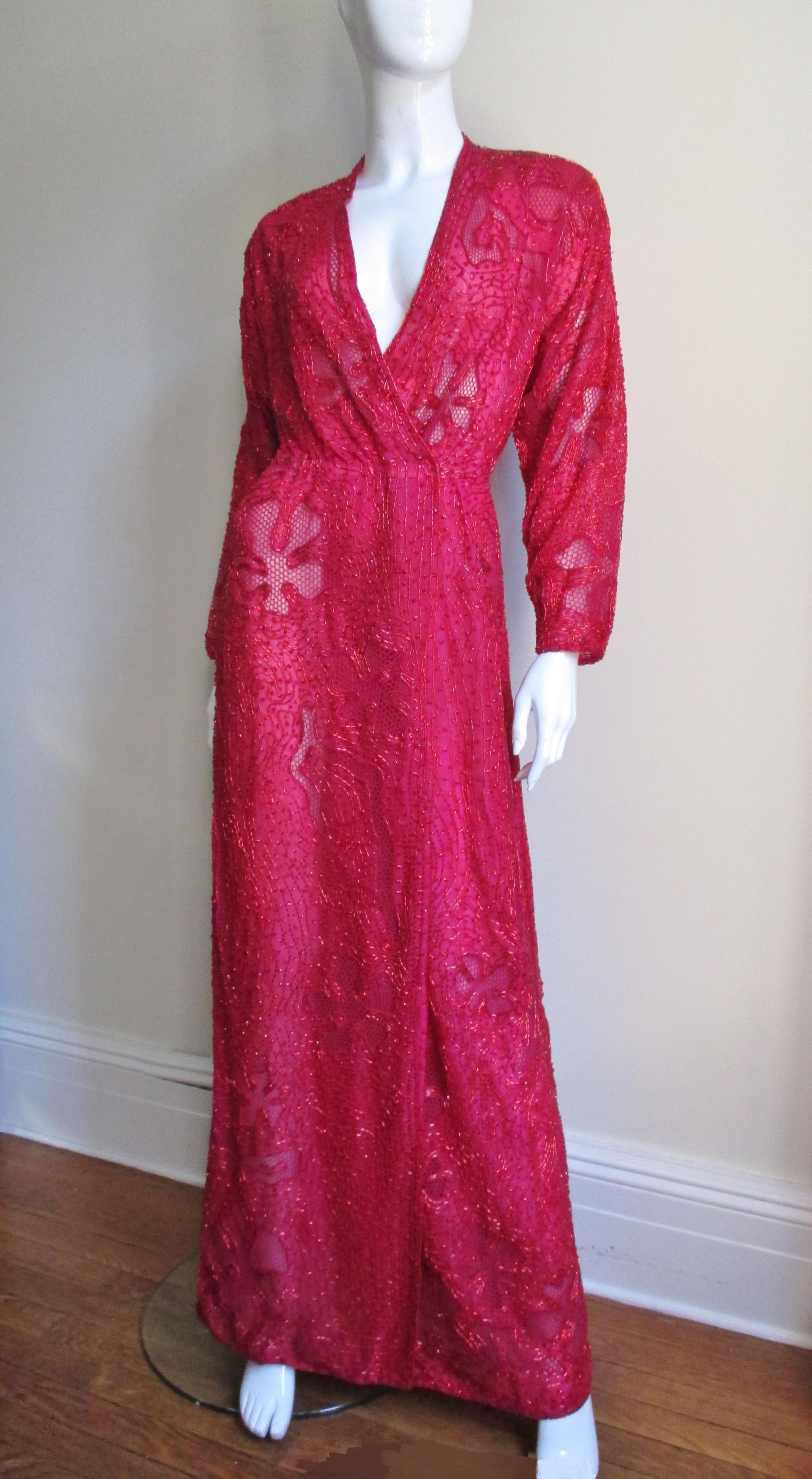 Une robe portefeuille en soie rouge perlée, élégante et incroyablement détaillée, signée Halston. La robe longue est recouverte de perles tubulaires en verre rouge dans un motif complexe de formes abstraites avec des formes recouvertes de filet