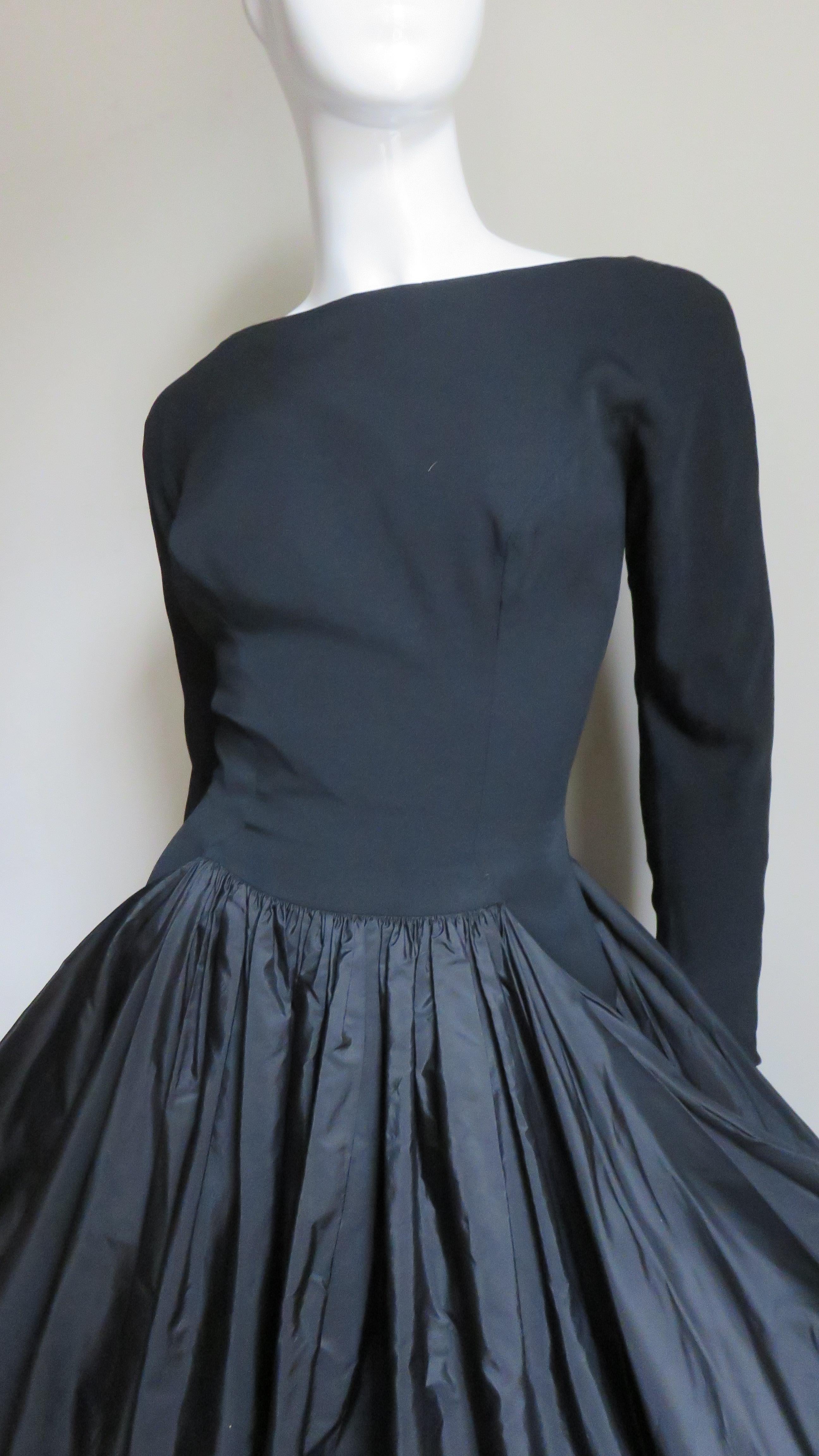Marberl 1950er Jahre Drapiertes Seidenkleid mit Rock im Angebot 1